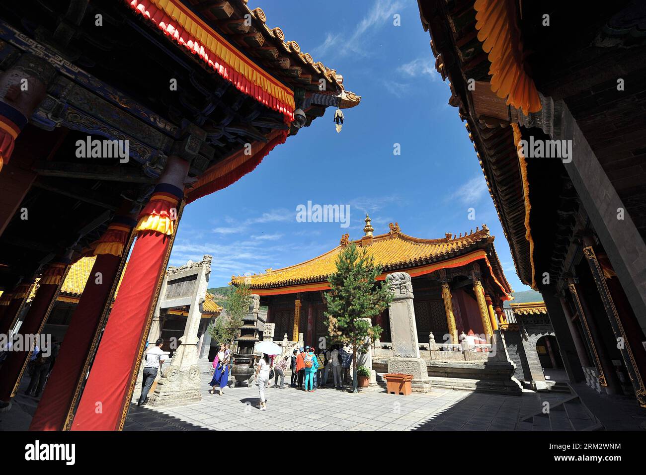 Bildnummer: 59909989  Datum: 26.06.2013  Copyright: imago/Xinhua MOUNT WUTAI, June 26, 2013 - Tourists visit a temple on Mount Wutai, one of four sacred Buddhist mountains in China, in north China s Shanxi Province, June 26, 2013. Added to UNESCO s World Heritage List in 2009, Mount Wutai is home to about 50 Buddhist temples built between the 1st century AD and the early 20th century. (Xinhua/Zhan Yan) (ry) CHINA-SHANXI-MOUNT WUTAI (CN) PUBLICATIONxNOTxINxCHN Gesellschaft Religion Fotostory xjh x0x 2013 quer     59909989 Date 26 06 2013 Copyright Imago XINHUA Mount Wutai June 26 2013 tourists Stock Photo