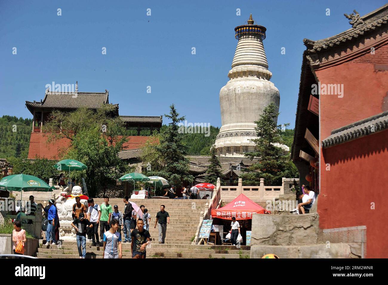 Bildnummer: 59909991  Datum: 26.06.2013  Copyright: imago/Xinhua MOUNT WUTAI, June 26, 2013 - Tourists visit a temple on Mount Wutai, one of four sacred Buddhist mountains in China, in north China s Shanxi Province, June 26, 2013. Added to UNESCO s World Heritage List in 2009, Mount Wutai is home to about 50 Buddhist temples built between the 1st century AD and the early 20th century. (Xinhua/Zhan Yan) (ry) CHINA-SHANXI-MOUNT WUTAI (CN) PUBLICATIONxNOTxINxCHN Gesellschaft Religion Fotostory xjh x0x 2013 quer     59909991 Date 26 06 2013 Copyright Imago XINHUA Mount Wutai June 26 2013 tourists Stock Photo