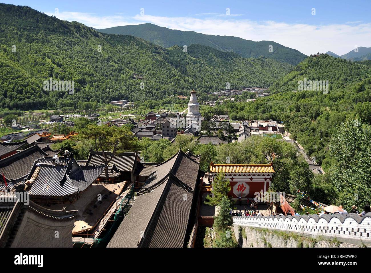 Bildnummer: 59909987  Datum: 26.06.2013  Copyright: imago/Xinhua MOUNT WUTAI, June 26, 2013 - Photo taken on June 26, 2013 shows the temple-dotted Taihuai Town, center of Mount Wutai s scenic area, in north China s Shanxi Province. Mount Wutai is one of four sacred Buddhist mountains in China. Added to UNESCO s World Heritage List in 2009, Mount Wutai is home to about 50 Buddhist temples built between the 1st century AD and the early 20th century. (Xinhua/Zhan Yan) (ry) CHINA-SHANXI-MOUNT WUTAI (CN) PUBLICATIONxNOTxINxCHN Gesellschaft Religion Fotostory xjh x0x 2013 quer     59909987 Date 26 0 Stock Photo