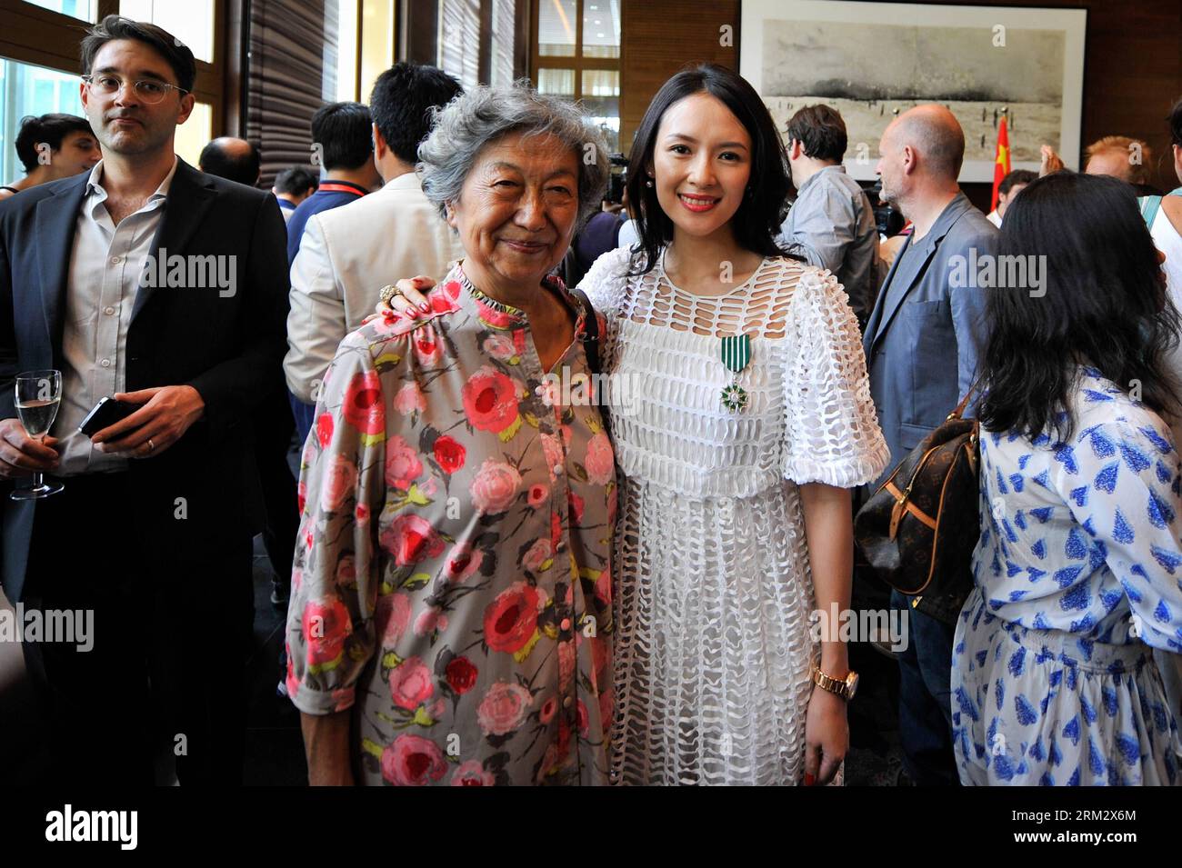 Bildnummer: 59910943  Datum: 27.06.2013  Copyright: imago/Xinhua (130627) -- BEIJING, June 27, 2013 (Xinhua) -- Actress Zhang Ziyi (R) poses for photo with her tutor Professor Chang Li after she received the Order of Arts and Letters by the French government in Beijing, capital of China, June 27, 2013. Established in 1957, the order is the recognition of significant contributions to the arts and literature. (Xinhua/Pan Chaoyue) (mp) CHINA-BEIJING-ORDER OF ARTS AND LETTERS (CN) PUBLICATIONxNOTxINxCHN People Entertainment Kultur Film Ehrung Auszeichnung xbs x0x 2013 quer      59910943 Date 27 06 Stock Photo