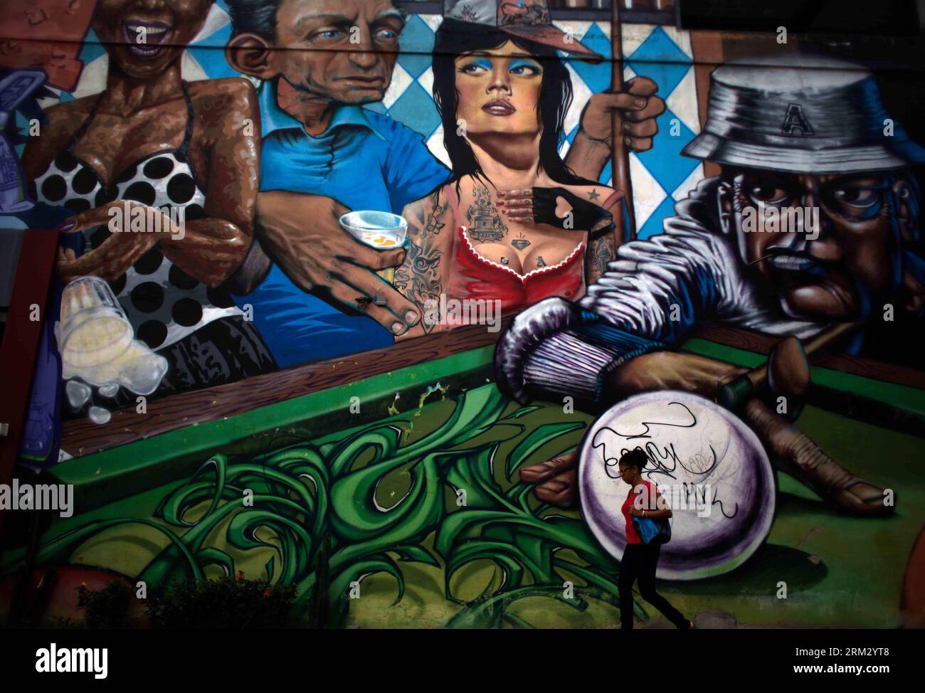 Bildnummer: 59919899  Datum: 28.06.2013  Copyright: imago/Xinhua (130630) -- RIO DE JANEIRO, June 28, 2013 (Xinhua) -- Photo taken on June 28, 2013 of a woman passing by a graffiti mural in a street of Rio de Janeiro, Brazil. Brazil will face Spain on Sunday during the final match of the FIFA Confederations Cup Brazil 2013. (Xinhua/David de la Paz) (tm) (py) (SP)BRAZIL-RIO DE JANEIRO-CONFEDERATIONS-DAILY LIFE-SERIES PUBLICATIONxNOTxINxCHN Gesellschaft xas x0x 2013 quer     59919899 Date 28 06 2013 Copyright Imago XINHUA  Rio de Janeiro June 28 2013 XINHUA Photo Taken ON June 28 2013 of a Woman Stock Photo