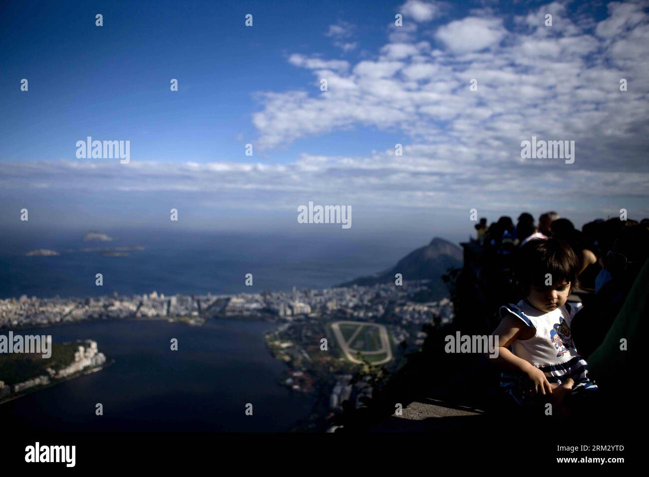 Bildnummer: 59919894  Datum: 29.06.2013  Copyright: imago/Xinhua (130630) -- RIO DE JANEIRO, June 29, 2013 (Xinhua) -- Tourists visit the statue of Christ the Redeemer on Corcovado Mountain, in Rio de Janeiro, Brazil, on June 29, 2013. Brazil will face Spain on Sunday during the final of the FIFA Confederation Cup Brazil 2013. (Xinhua/Guillermo Arias) (itm) (SP)BRAZIL-RIO DE JANEIRO-CONFEDERATIONS-CORCOVADO-SERIE PUBLICATIONxNOTxINxCHN Gesellschaft xas x0x 2013 quer     59919894 Date 29 06 2013 Copyright Imago XINHUA  Rio de Janeiro June 29 2013 XINHUA tourists Visit The Statue of Christ The r Stock Photo