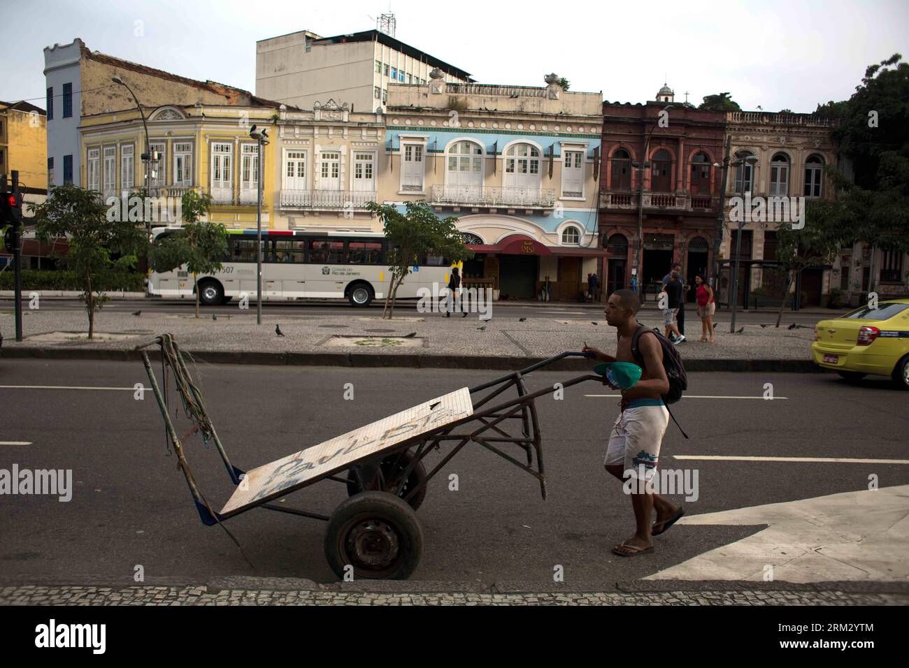 Bildnummer: 59919897  Datum: 28.06.2013  Copyright: imago/Xinhua (130630) -- RIO DE JANEIRO, June 28, 2013 (Xinhua) -- Photo taken on June 28, 2013 of a resident pushing a cart through a street of Rio de Janeiro, Brazil. Brazil will face Spain on Sunday during the final match of the FIFA Confederations Cup Brazil 2013. (Xinhua/David de la Paz) (tm) (py) (SP)BRAZIL-RIO DE JANEIRO-CONFEDERATIONS-DAILY LIFE-SERIES PUBLICATIONxNOTxINxCHN Gesellschaft xas x0x 2013 quer     59919897 Date 28 06 2013 Copyright Imago XINHUA  Rio de Janeiro June 28 2013 XINHUA Photo Taken ON June 28 2013 of a Resident p Stock Photo