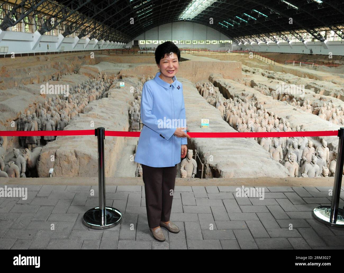 Bildnummer: 59920645  Datum: 30.06.2013  Copyright: imago/Xinhua (130630) -- XI AN, June 30, 2013 (Xinhua) -- Republic of Korea (ROK) President Park Geun-hye visits the ancient terracotta army, buried for centuries to guard the tomb of China s first emperor Qinshihuang of the Qin Dynasty (221 BC-207 BC), in Xi an, capital city of northwest China s Shaanxi Province, on June 30, 2013. (Xinhua/Ding Haitao) (ry) CHINA-XI AN-ROK PRESIDENT-ARRIVE (CN) PUBLICATIONxNOTxINxCHN Politik people Südkorea Terrakotta Armee Soldat xas x0x 2013 quer premiumd      59920645 Date 30 06 2013 Copyright Imago XINHUA Stock Photo