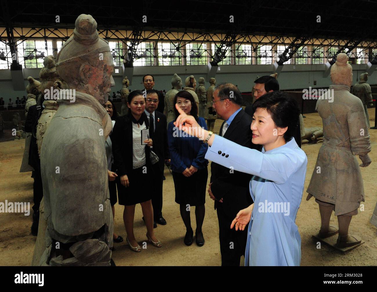 Bildnummer: 59920642  Datum: 30.06.2013  Copyright: imago/Xinhua (130630) -- XI AN, June 30, 2013 (Xinhua) -- Republic of Korea (ROK) President Park Geun-hye visits the ancient terracotta army, buried for centuries to guard the tomb of China s first emperor Qinshihuang of the Qin Dynasty (221 BC-207 BC), in Xi an, capital city of northwest China s Shaanxi Province, on June 30, 2013. (Xinhua/Ding Haitao) (ry) CHINA-XI AN-ROK PRESIDENT-ARRIVE (CN) PUBLICATIONxNOTxINxCHN Politik people Südkorea Terrakotta Armee Soldat xas x0x 2013 quer premiumd      59920642 Date 30 06 2013 Copyright Imago XINHUA Stock Photo