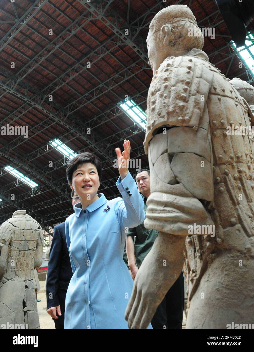 (130630) -- XI AN, June 30, 2013 (Xinhua) -- Republic of Korea (ROK) President Park Geun-hye visits the ancient terracotta army, buried for centuries to guard the tomb of China s first emperor Qinshihuang of the Qin Dynasty (221 BC-207 BC), in Xi an, capital city of northwest China s Shaanxi Province, on June 30, 2013. (Xinhua/Ding Haitao) (ry) CHINA-XI AN-ROK PRESIDENT-ARRIVE (CN) PUBLICATIONxNOTxINxCHN   130630 Xi to June 30 2013 XINHUA Republic of Korea Rok President Park Geun Hye visits The Ancient Terra Cotta Army Buried for centuries to Guard The Tomb of China S First Emperor Qinshihuang Stock Photo