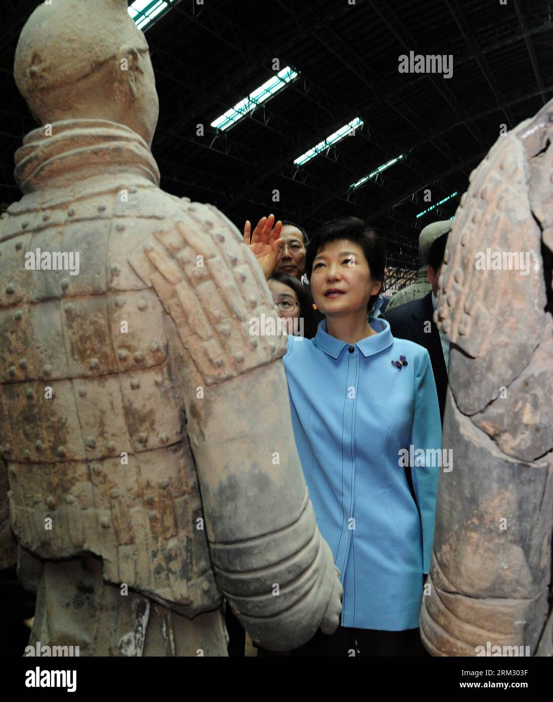 Bildnummer: 59920644  Datum: 30.06.2013  Copyright: imago/Xinhua (130630) -- XI AN, June 30, 2013 (Xinhua) -- Republic of Korea (ROK) President Park Geun-hye visits the ancient terracotta army, buried for centuries to guard the tomb of China s first emperor Qinshihuang of the Qin Dynasty (221 BC-207 BC), in Xi an, capital city of northwest China s Shaanxi Province, on June 30, 2013. (Xinhua/Ding Haitao) (ry) CHINA-XI AN-ROK PRESIDENT-ARRIVE (CN) PUBLICATIONxNOTxINxCHN Politik people Südkorea Terrakotta Armee Soldat xas x0x 2013 quadrat premiumd      59920644 Date 30 06 2013 Copyright Imago XIN Stock Photo