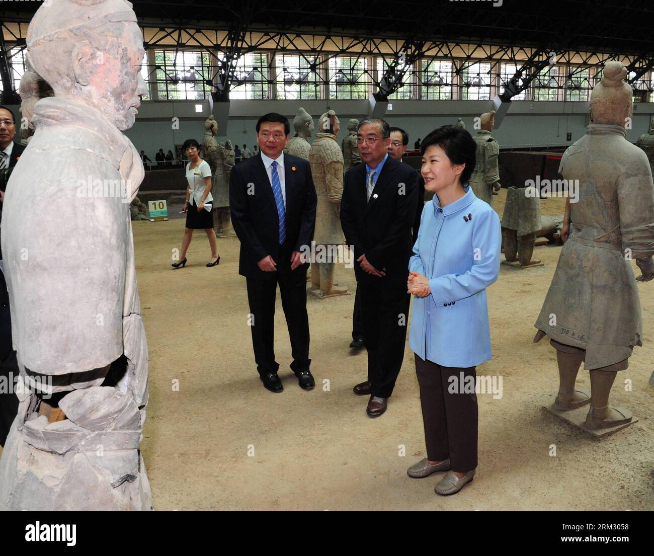 Bildnummer: 59920643  Datum: 30.06.2013  Copyright: imago/Xinhua (130630) -- XI AN, June 30, 2013 (Xinhua) -- Republic of Korea (ROK) President Park Geun-hye visits the ancient terracotta army, buried for centuries to guard the tomb of China s first emperor Qinshihuang of the Qin Dynasty (221 BC-207 BC), in Xi an, capital city of northwest China s Shaanxi Province, on June 30, 2013. (Xinhua/Ding Haitao) (ry) CHINA-XI AN-ROK PRESIDENT-ARRIVE (CN) PUBLICATIONxNOTxINxCHN Politik people Südkorea Terrakotta Armee Soldat xas x0x 2013 quer premiumd      59920643 Date 30 06 2013 Copyright Imago XINHUA Stock Photo