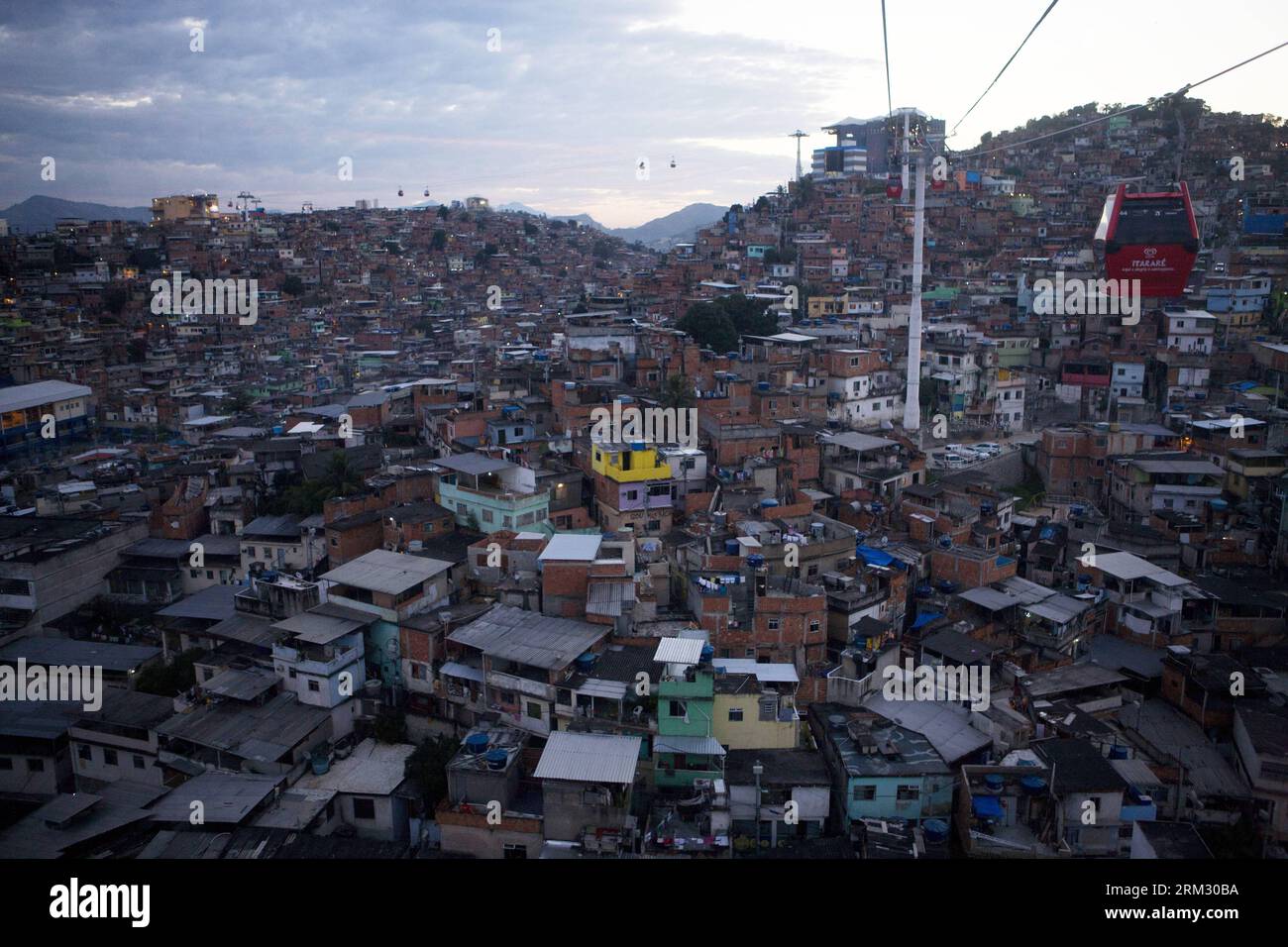 Bildnummer: 59922701  Datum: 30.06.2013  Copyright: imago/Xinhua (130630) -- RIO DE JANEIRO, June 30, 2013 (Xinhua) -- Citizens are transported in a cableway in the favela (slum) Complexo do Alemao, in Rio de Janeiro, Brazil, on June 29, 2013. Brazil will face Spain on Sunday during the final of the FIFA s Confederations Cup Brazil 2013. (Xinhua/Guillermo Arias) (tm) (SP)BRAZIL-RIO DE JANEIRO-FAVELA-SERIES PUBLICATIONxNOTxINxCHN Gesellschaft x2x xst 2013 quer Highlight o0 Seilbahn gondel Totale Landschaft     59922701 Date 30 06 2013 Copyright Imago XINHUA  Rio de Janeiro June 30 2013 XINHUA C Stock Photo