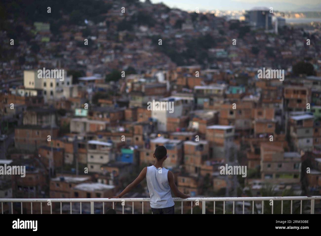 Bildnummer: 59922699  Datum: 30.06.2013  Copyright: imago/Xinhua (130630) -- RIO DE JANEIRO, June 30, 2013 (Xinhua) -- A boy looks at the houses of the favela (slum) Complexo do Alemao in Rio de Janeiro, Brazil, on June 29, 2013. Brazil will face Spain on Sunday during the final of the FIFA s Confederations Cup Brazil 2013. (Xinhua/David de la Paz) (tm) (SP)BRAZIL-RIO DE JANEIRO-FAVELA-SERIES PUBLICATIONxNOTxINxCHN Gesellschaft x2x xst 2013 quer Highlight o0 Junge Kind Armut     59922699 Date 30 06 2013 Copyright Imago XINHUA  Rio de Janeiro June 30 2013 XINHUA a Boy Looks AT The Houses of The Stock Photo