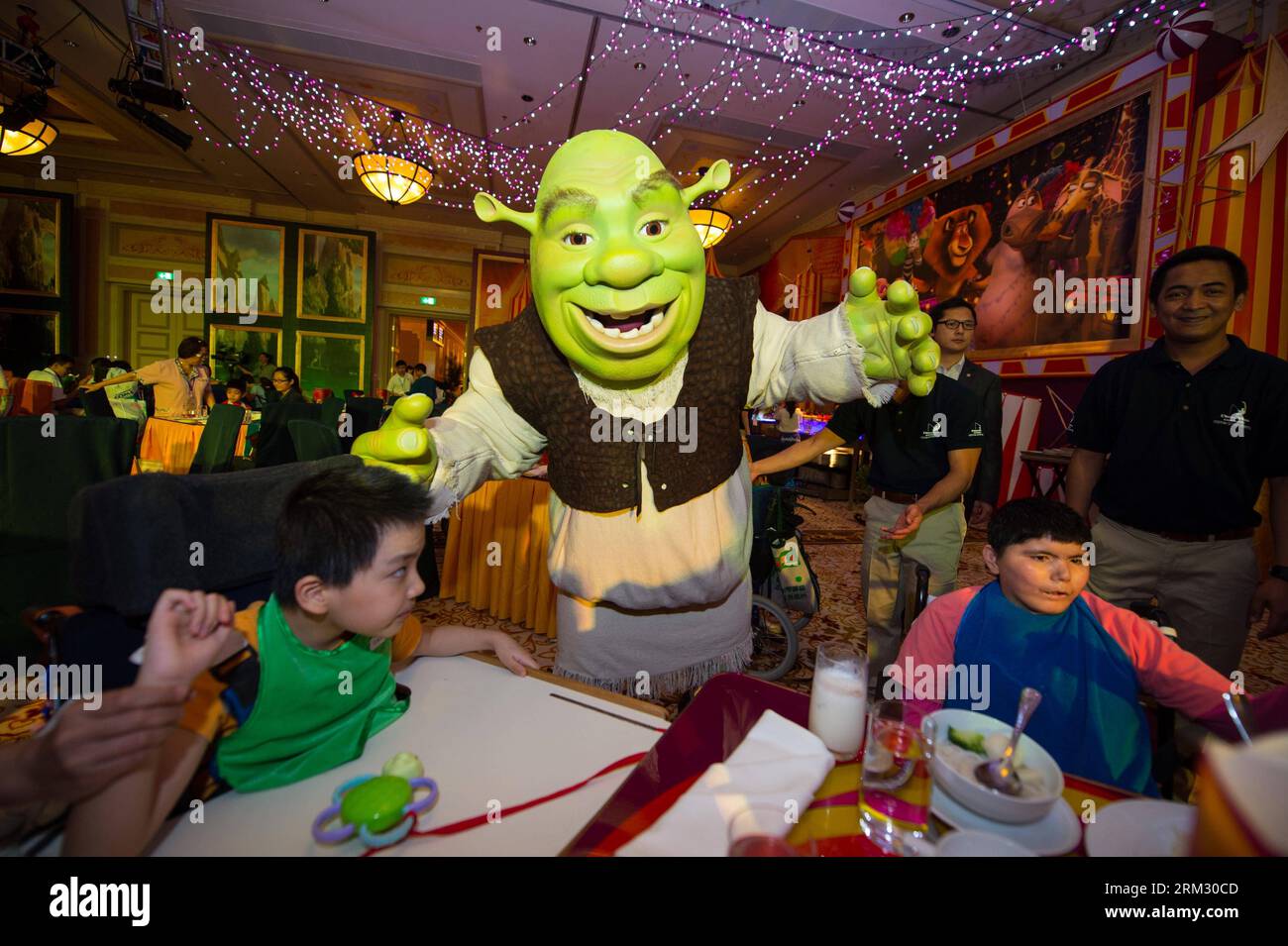Bildnummer: 59922668  Datum: 30.06.2013  Copyright: imago/Xinhua (130630) -- MACAO, June 30, 2013 (Xinhua) -- Children interact with a staff member dressed as cartoon character Shrek during an activity in south China s Macao, June 30, 2013. The launch ceremony of a Dreamworks experiencing resort in Cotai Strip was held here Sunday. From July 1, 2013, can enjoy themselves with characters from movies produced by Dreamworks, a world s leading film studio, at Cotai Strip. (Xinhua/Cheong Kam Ka)(wjq) CHINA-MACAO-DREAMWORKS-ACTIVITY (CN) PUBLICATIONxNOTxINxCHN Entertainment Comicfiguren x2x xst 2013 Stock Photo
