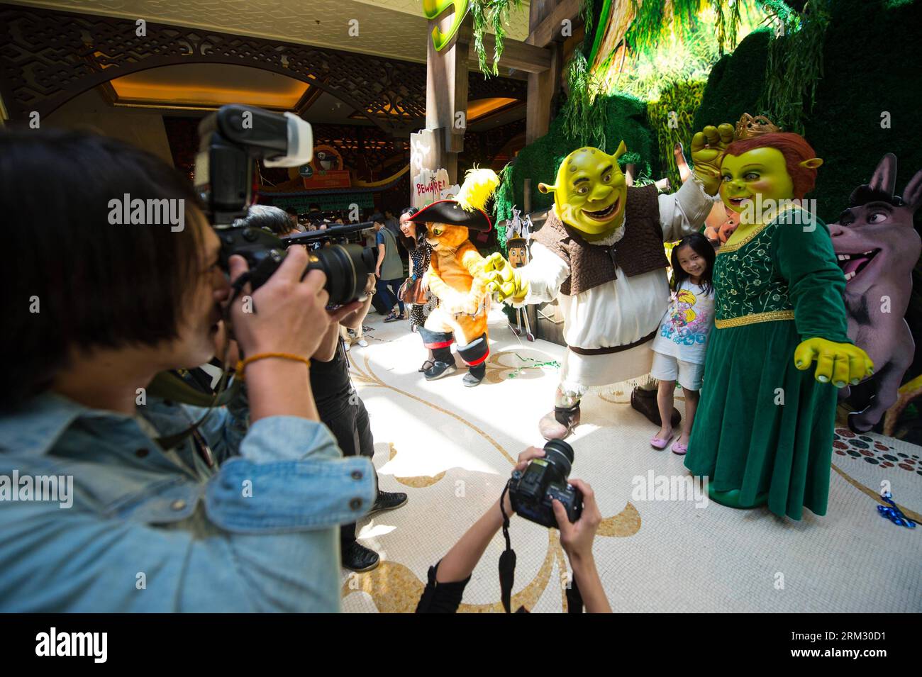 Bildnummer: 59922670  Datum: 30.06.2013  Copyright: imago/Xinhua (130630) -- MACAO, June 30, 2013 (Xinhua) -- take pictures with staff members dressed as cartoon movie characters during an activity in south China s Macao, June 30, 2013. The launch ceremony of a Dreamworks experiencing resort in Cotai Strip was held here Sunday. From July 1, 2013, can enjoy themselves with characters from movies produced by Dreamworks, a world s leading film studio, at Cotai Strip. (Xinhua/Cheong Kam Ka)(wjq) CHINA-MACAO-DREAMWORKS-ACTIVITY (CN) PUBLICATIONxNOTxINxCHN Entertainment Comicfiguren x2x xst 2013 que Stock Photo