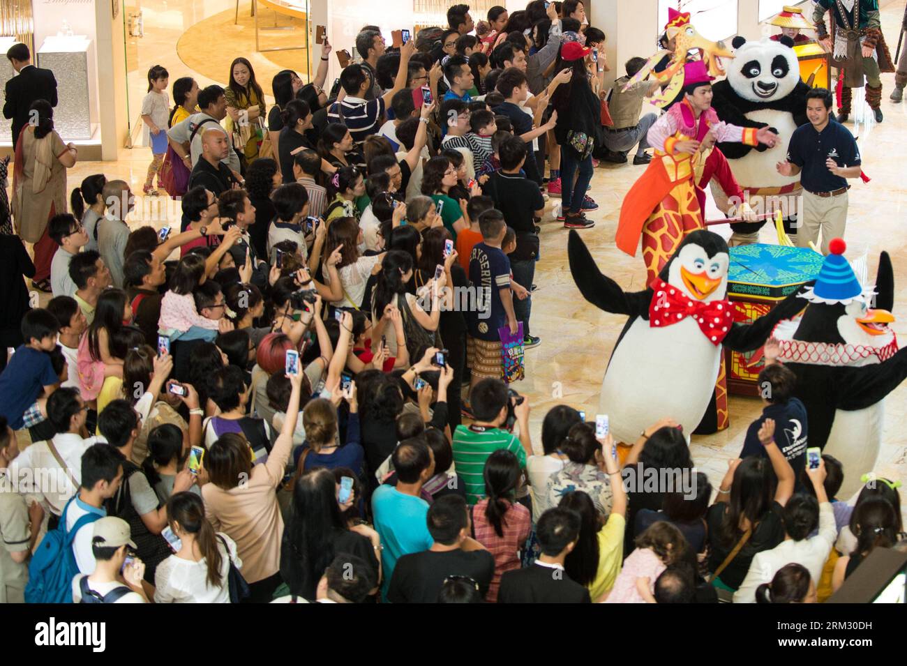 Bildnummer: 59922671  Datum: 30.06.2013  Copyright: imago/Xinhua (130630) -- MACAO, June 30, 2013 (Xinhua) -- take pictures of staff members dressed as cartoon movie characters during an activity in south China s Macao, June 30, 2013. The launch ceremony of a Dreamworks experiencing resort in Cotai Strip was held here Sunday. From July 1, 2013, can enjoy themselves with characters from movies produced by Dreamworks, a world s leading film studio, at Cotai Strip. (Xinhua/Cheong Kam Ka)(wjq) CHINA-MACAO-DREAMWORKS-ACTIVITY (CN) PUBLICATIONxNOTxINxCHN Entertainment Comicfiguren x2x xst 2013 quer Stock Photo