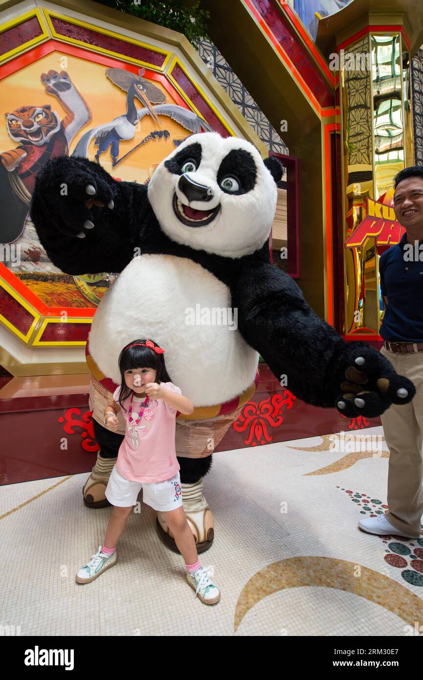 Bildnummer: 59922669  Datum: 30.06.2013  Copyright: imago/Xinhua (130630) -- MACAO, June 30, 2013 (Xinhua) -- A little girl poses for pictures with a staff member dressed as Po, a character in movie Kungfu Panda , during an activity in south China s Macao, June 30, 2013. The launch ceremony of a Dreamworks experiencing resort in Cotai Strip was held here Sunday. From July 1, 2013, can enjoy themselves with characters from movies produced by Dreamworks, a world s leading film studio, at Cotai Strip. (Xinhua/Cheong Kam Ka)(wjq) CHINA-MACAO-DREAMWORKS-ACTIVITY (CN) PUBLICATIONxNOTxINxCHN Entertai Stock Photo