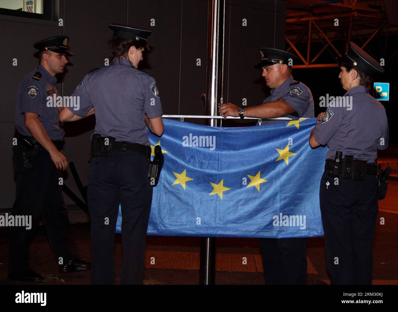 Bildnummer: 59923543  Datum: 01.07.2013  Copyright: imago/Xinhua (130701) -- GRADISKA, July 1, 2013 (Xinhua) -- Officers of the Croatian police prepare to raise the flag of the European Union at Gradiska border crossing with Bosnia and Herzegovina, early July 1, 2013. Croatia joined the European Union as the 28th member state on July 1, 2013. (Xinhua/Borislav Zdrinja) CROATIA-EU-BOSNIA AND HERZEGOVINA-BORDER PUBLICATIONxNOTxINxCHN Politik CRO EU Beitritt Mitglied xas x2x 2013 quer premiumd      59923543 Date 01 07 2013 Copyright Imago XINHUA   July 1 2013 XINHUA Officers of The Croatian Police Stock Photo