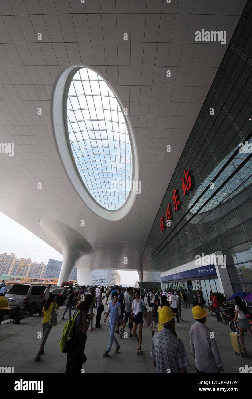 Bildnummer: 59925266  Datum: 01.07.2013  Copyright: imago/Xinhua (130701) -- HANGZHOU, July 1, 2013 (Xinhua) -- Passengers are seen at the newly-opened Hangzhou East Station in Hangzhou, capital of east China s Zhejiang Province, July 1, 2013. With the building area of 1.13 million square meters, the Hangzhou East Station, China s largest railway terminal, officially opened on Monday. (Xinhua/Zhu Yinwei) (zwx) CHINA-ZHEJIANG-HANGZHOU-EAST STATION-OPENING (CN) PUBLICATIONxNOTxINxCHN Wirtschaft Gesellschaft Verkehr Bahn Bahnhof Eröffnung Gebäude Fotostory jh x0x premiumd 2013 hoch      59925266 Stock Photo