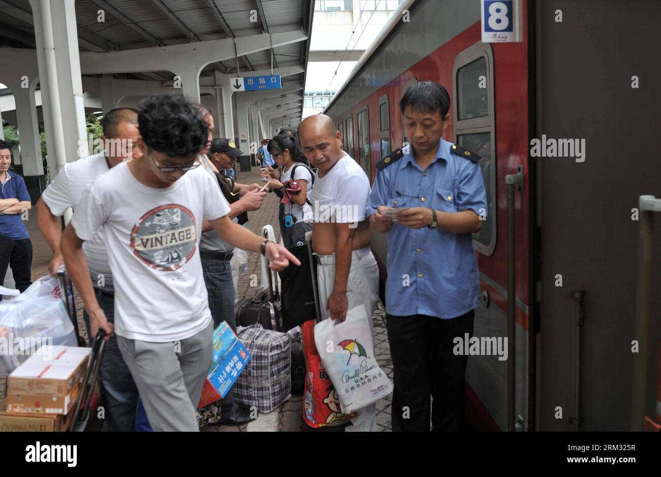 Bildnummer: 59930881  Datum: 02.07.2013  Copyright: imago/Xinhua (130702) -- HAIKOU, July 2, 2013 (Xinhua) -- Passengers have their tickets checked for the first direct train from Haikou to Harbin at the Haikou Railway Station in Haikou, capital of south China s Hainan Province, July 2, 2013. The train K1122/3 from south China s Haikou to northeast China s Heilongjiang left Haikou Tuesday, a day later than its original departure date due to the tropical storm Rumbia. The train which travels 4,458 kilometers for 65 hours has connected China s southernmost capital city Haikou of Hainan Province Stock Photo