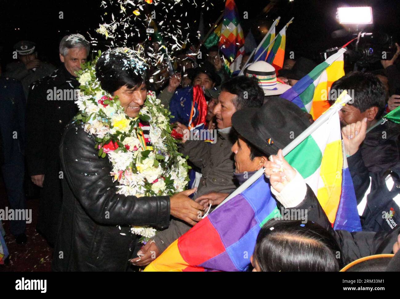 Bildnummer: 59969871  Datum: 03.07.2013  Copyright: imago/Xinhua LA PAZ, July 3, 2013 -- Bolivian President Evo Morales (Front L) is received by residents, ministers and members of social movements after his arrival to El Alto Airport, in La Paz department, Bolivia, on July 3, 2013. The plane of Bolivian President Evo Morales landed Wednesday in the airport of Brazil s northeastern city of Fortaleza, after a five-hour flight from Canary Islands, where the airplane made a refueling stop. The plane was rerouted by some European countries late Tuesday and remained in Vienna, Austria for more than Stock Photo