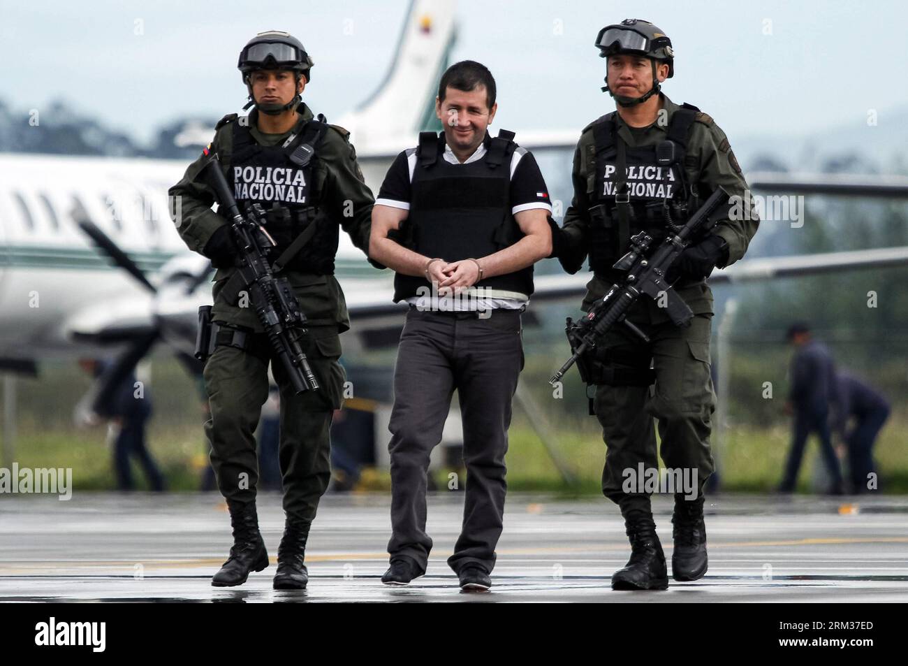 Bildnummer: 60084349  Datum: 09.07.2013  Copyright: imago/Xinhua (130709) -- BOGOTA, July 9, 2013 (Xinhua) -- Members of the Colombian National Police scort Daniel Barrera (C), alias El Loco (The Crazy), during his extradition process to the United States, in Bogota city, capital of Colombia, on July 9, 2013. Daniel Barrera was captured on September 18, 2012 in Venezuela and deported to Colombia, where he was delivered to the Drug Enforcement Agency on Tuesday. In the United States, Daniel Barrera is wanted by two courts for crimes related to drug trafficking, according to local press. (Xinhua Stock Photo