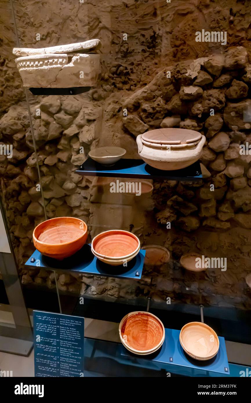 Sherds, bowls, basins, pottery, pots.Qal'at al-Bahrain, 1st century B.C. - 2 nd century A.D. Fort of Bahrain, various sources Stock Photo