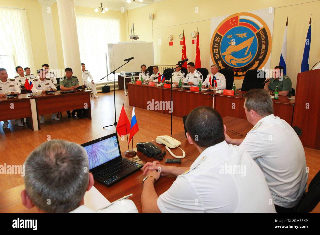 Bildnummer: 60107426  Datum: 11.07.2013  Copyright: imago/Xinhua (130711) -- VLADIVOSTOK, July 11, 2013 (Xinhua) -- Naval officers from China and Russia discuss and summarize the drills at the closing ceremony of the joint naval drills in Vladivostok, Russia, July 11, 2013. Ding Yiping, deputy commander of the Chinese Navy and director of the Joint Sea-2013 drill, announced the end of the joint naval drills here on Thursday. (Xinhua/Zha Chunming) (lyx) RUSSIA-CHINA-JOINT NAVAL DRILL-CLOSE PUBLICATIONxNOTxINxCHN Gesellschaft Militär Marine Abschluss Manöver xbs x0x 2013 quer      60107426 Date Stock Photo