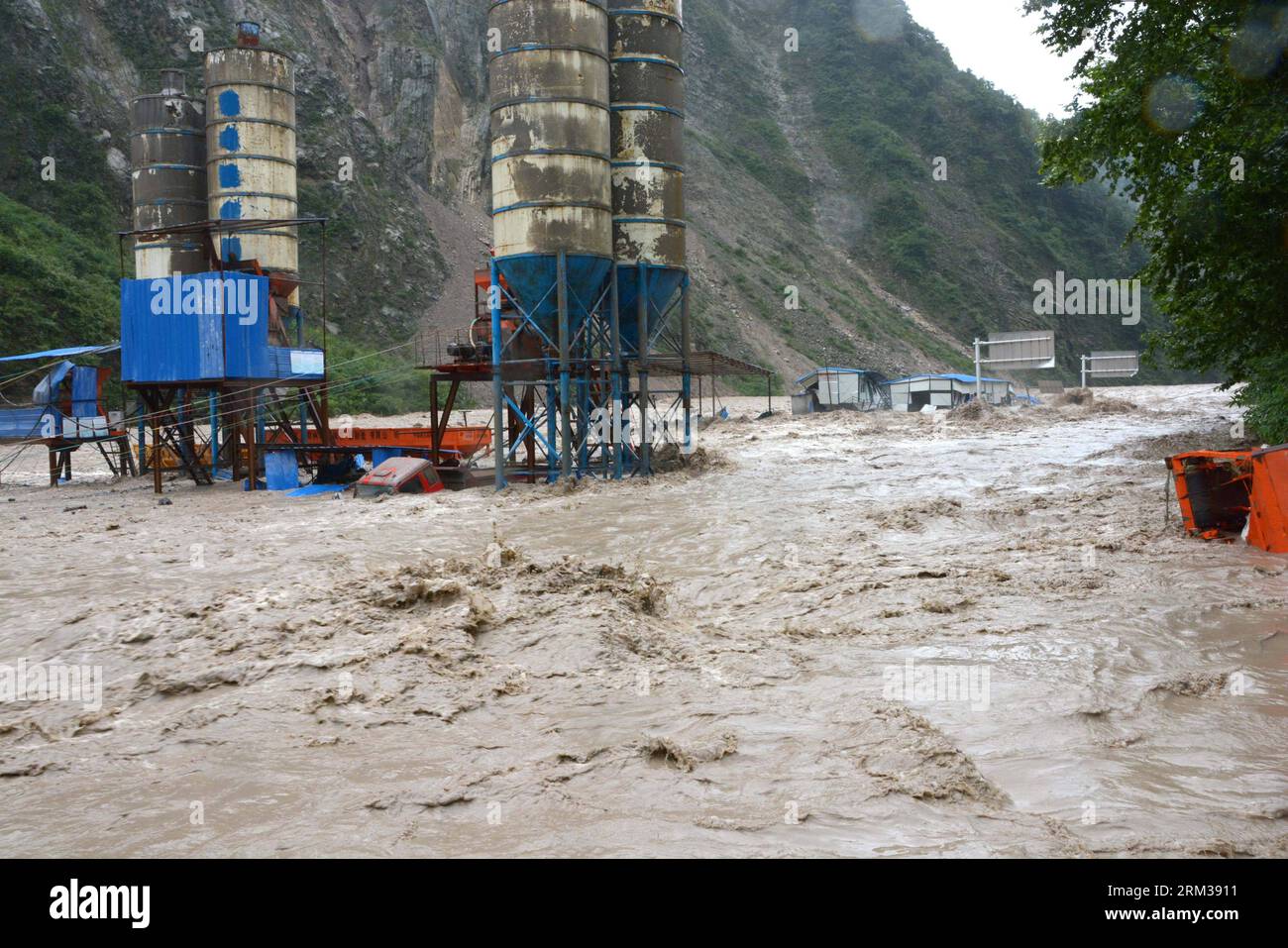 Bildnummer: 60110513  Datum: 11.07.2013  Copyright: imago/Xinhua (130711) -- MIANZHU, July 11, 2013 (Xinhua) -- Photo taken on July 11, 2013 shows the flooded Hanwang-Qingping road in Mianzhu, southwest China s Sichuan Province, July 11, 2013. A 10-km-long section of the Hanwang-Qingping road was cut off by floods due to nonstop downpours. (Xinhua/Wang Ping) (hdt) CHINA-SICHUAN-DOWNPOUR-FLOOD (CN) PUBLICATIONxNOTxINxCHN Gesellschaft Flut Überschwemmung x0x xsk 2013 quer      60110513 Date 11 07 2013 Copyright Imago XINHUA  Mianzhu July 11 2013 XINHUA Photo Taken ON July 11 2013 Shows The flood Stock Photo