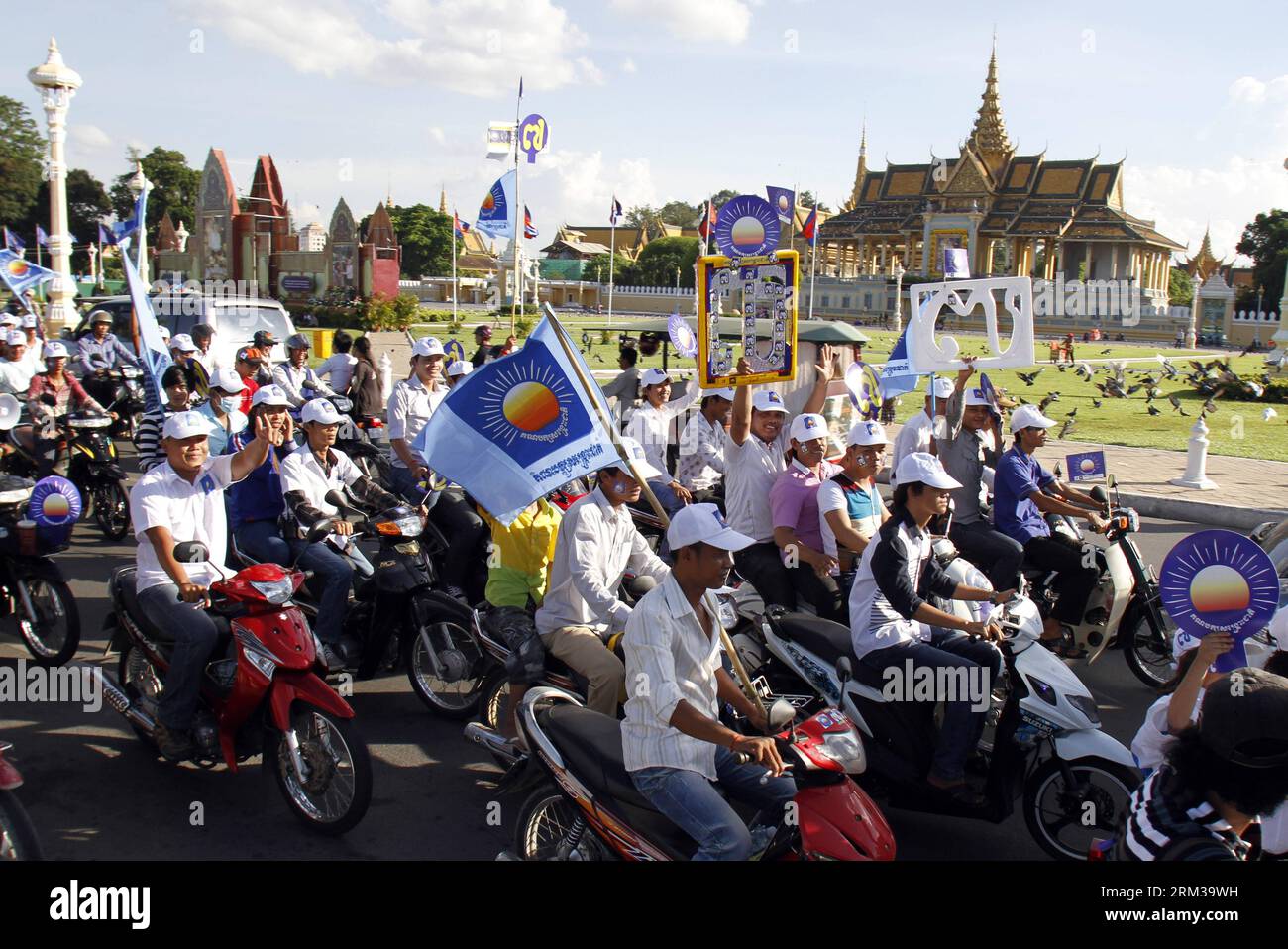 Bildnummer: 60117645  Datum: 12.07.2013  Copyright: imago/Xinhua (130712) -- PHNOM PENH, July 12, 2013 (Xinhua) -- Thousands of supporters of the opposition Cambodia National Rescue Party (CNRP) march in front of the Royal Palace in Phnom Penh, Cambodia, July 12, 2013.   (Xinhua/Sovannara) (srb) CAMBODIA-PHNOM PENH-ROYAL PARDON PUBLICATIONxNOTxINxCHN Gesellschaft xbs x2x 2013 quer o0 Demo, Begnadigung,     60117645 Date 12 07 2013 Copyright Imago XINHUA  Phnom Penh July 12 2013 XINHUA thousands of Supporters of The Opposition Cambodia National Rescue Party  March in Front of The Royal Palace i Stock Photo