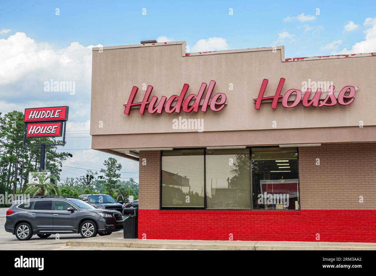 Ludowici Georgia,Huddle House,casual dining,outside exterior,building front entrance,restaurant dine dining eating out,casual cafe bistro food,busines Stock Photo