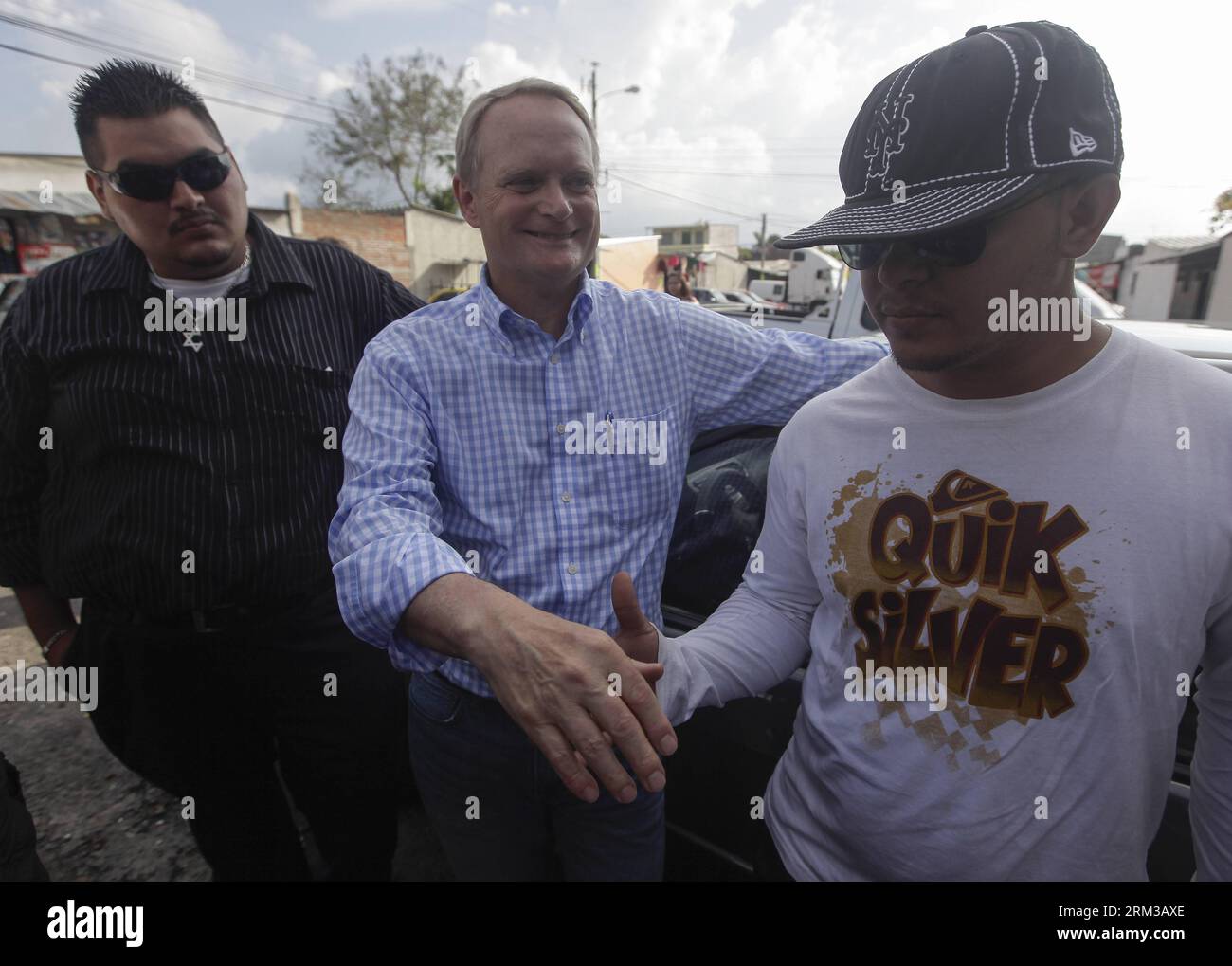 Bildnummer: 60122439 Datum: 13.07.2013 Copyright: imagoXinhua SAN  SALVADOR, July 13, 2013 - Secretary of Multidimensional Security of the  Organization of American States (OEA) Adam Blackwell (C) shakes hands with  a gang member,