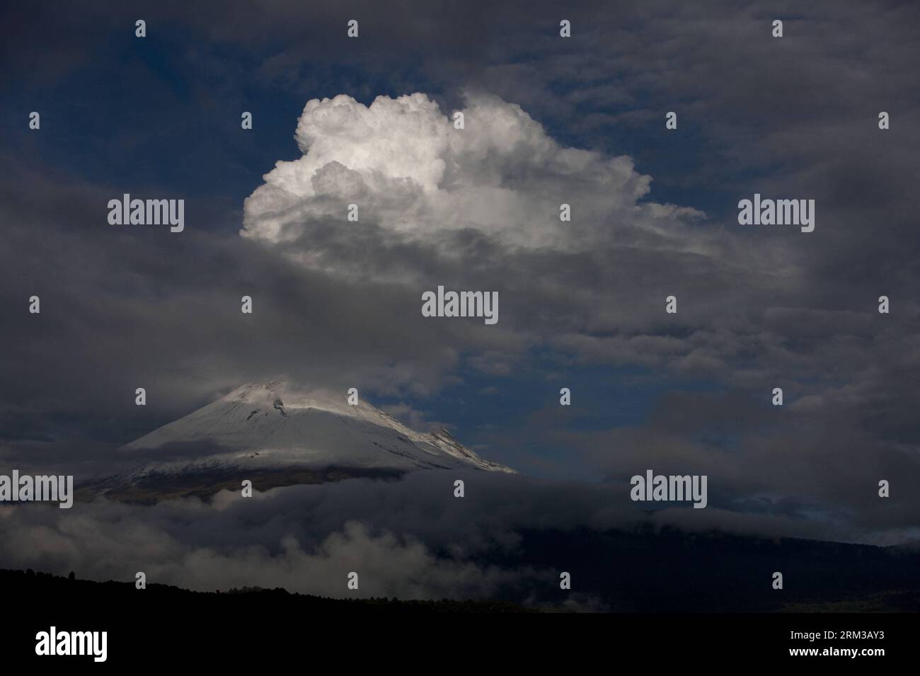 Bildnummer: 60122060  Datum: 13.07.2013  Copyright: imago/Xinhua (130713) -- PUEBLA, July 13, 2013 (Xinhua) -- The Popocatepetl Volcano is seen in Santiago Xalitzintla locality, in San Nicolas de los Ranchos municipality, state of Puebla, central Mexico, on July 13, 2013. According to Mexican authorities, during the last 24 hours the Popocatepetl Volcano registered 38 exhalations, some ash emissions and high frequency and low amplitude tremors. (Xinhua/Guillermo Arias) MEXICO-PUEBLA-ENVIRONMENT-VOLCANO PUBLICATIONxNOTxINxCHN Gesellschaft Vulkan Rauch Asche xas x0x 2013 quer premiumd      60122 Stock Photo