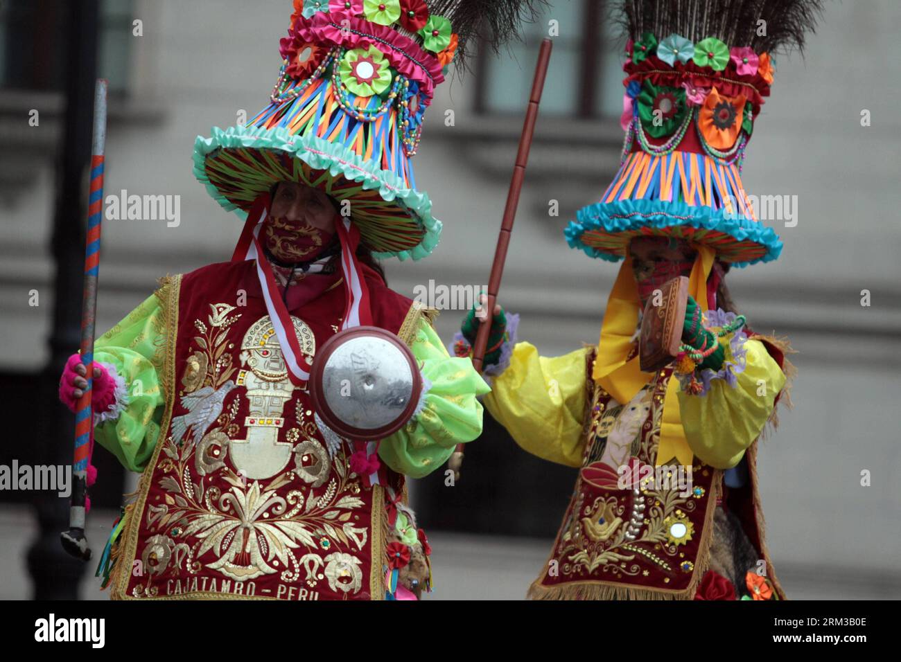 Bildnummer: 60122074  Datum: 13.07.2013  Copyright: imago/Xinhua LIMA, July 13, 2013 - Image provided by Peru s Presidency shows two dancers performing during a presentation for the Santa Maria Magdalena de Cajatambo festivity, in the framework of the Palace for Everybody program, at the Government s Palace in Lima, capital of Peru, on July 13, 2013. Cajatambo, a north province of Lima s district, celebrates the Festivity of Santa Maria Magdalena each year with artistics representations that show the zone folklore. (Xinhua/Peru s Presidency) (rt) (syq) PERU-LIMA-FESTIVITY PUBLICATIONxNOTxINxCH Stock Photo