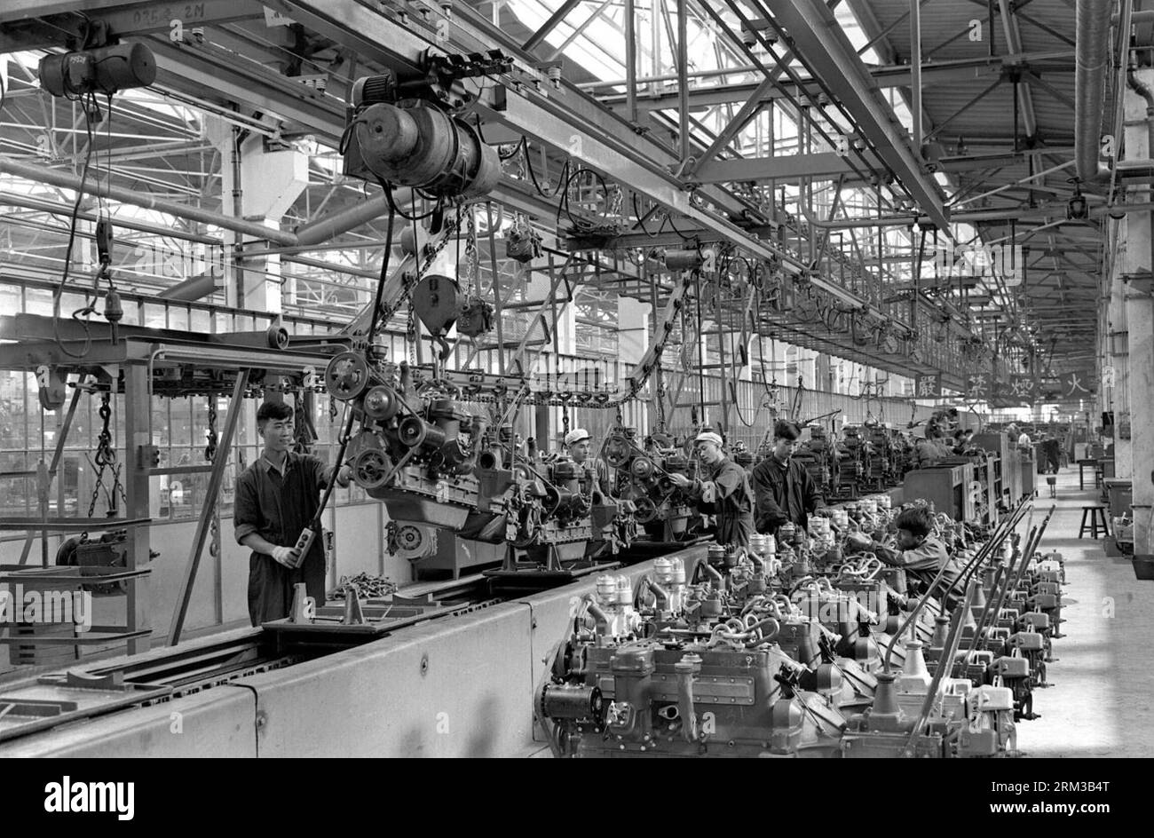 Bildnummer: 60123040  Datum: 14.07.2013  Copyright: imago/Xinhua  File photo taken in 1957 shows the workshop producing engines at the First Automotive Works Group (FAW) in China. The First Automotive Works Group (FAW) will have its 60th founding anniversary on July 15, 2013, which also marks the history of China s auto industry. Founded in 1953, the auto maker is known as the cradle of China s automobile industry for it produced the country s first self-made truck, the Jiefang, in 1956. Since then, China s auto industry has forge ahead, making its first sedan, SUV, high-powered engine and so Stock Photo