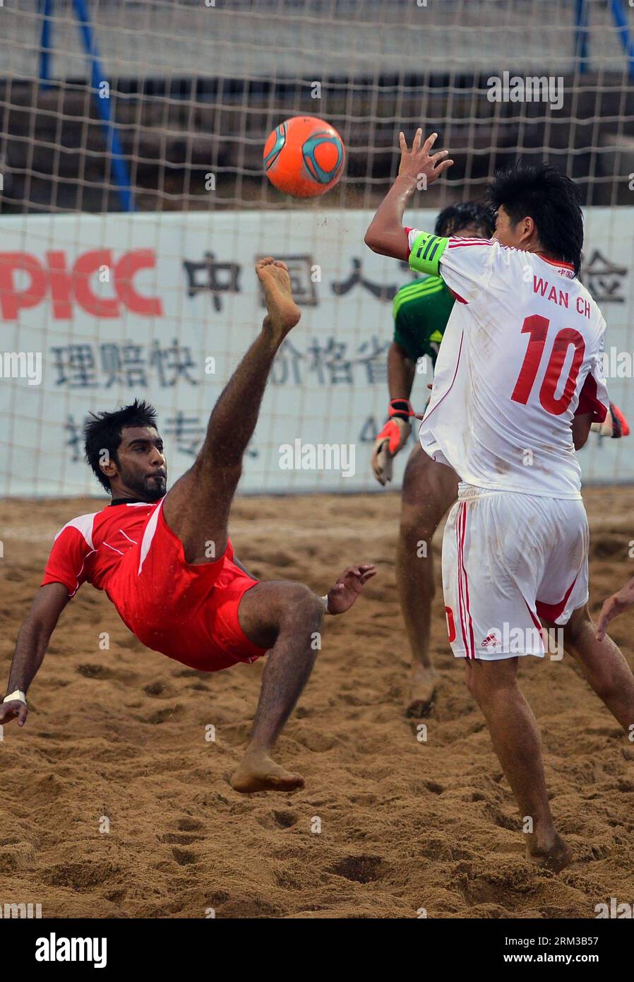 Bildnummer: 60123015  Datum: 14.07.2013  Copyright: imago/Xinhua (130714) -- HAIYANG, July 14, 2013 (Xinhua) -- Kamal Ali Sulaiman (L) of the United Arab Emirates shoots during the final between the United Arab Emirates and China at the 2013 Asian Beach Soccer Cup held in Haiyang, a coastal city of east China s Shandong province, July 14, 2013. The United Arab Emirates lost 3-4. (Xinhua/Zhu Zheng) (SP)CHINA-HAIYANG-ASIAN BEACH SOCCER CUP-FINAL (CN) PUBLICATIONxNOTxINxCHN Nationalteam Vereinigte Arabische Emirate Länderspiel x0x xsk 2013 hoch      60123015 Date 14 07 2013 Copyright Imago XINHUA Stock Photo