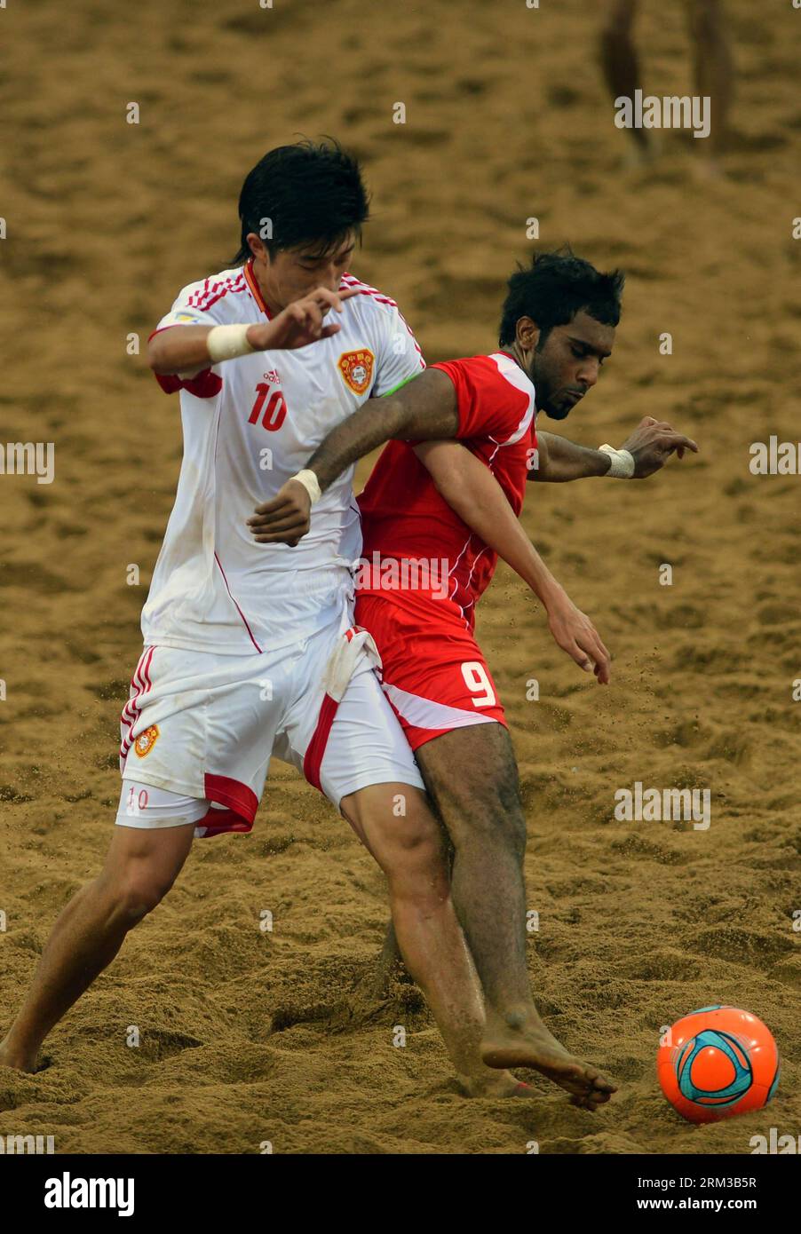 Bildnummer: 60123014  Datum: 14.07.2013  Copyright: imago/Xinhua (130714) -- HAIYANG, July 14, 2013 (Xinhua) -- Kamal Ali Sulaiman (R) of the United Arab Emirates vies for the ball during the final between the United Arab Emirates and China at the 2013 Asian Beach Soccer Cup held in Haiyang, a coastal city of east China s Shandong province, July 14, 2013. The United Arab Emirates lost 3-4. (Xinhua/Zhu Zheng) (SP)CHINA-HAIYANG-ASIAN BEACH SOCCER CUP-FINAL (CN) PUBLICATIONxNOTxINxCHN Nationalteam Vereinigte Arabische Emirate Länderspiel x0x xsk 2013 hoch      60123014 Date 14 07 2013 Copyright I Stock Photo