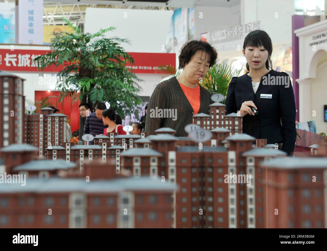 Bildnummer: 60126839  Datum: 01.05.2013  Copyright: imago/Xinhua Photo taken on May 1, 2013 shows a visitor consulting the information of commercial residential buildings which are on sale in Yinchuan City, Ningxia Hui Autonomous Region.   (Xinhua/Peng Zhaozhi)(mp) CHINA-GDP-GROWTH (CN) PUBLICATIONxNOTxINxCHN Wirtschaft x2x xsk 2013 quer o0 Immobilien Verkauf     60126839 Date 01 05 2013 Copyright Imago XINHUA Photo Taken ON May 1 2013 Shows a Visitor Consulting The Information of Commercial Residential Buildings Which are ON Sale in Yinchuan City Ningxia Hui Autonomous Region XINHUA Peng Zhao Stock Photo