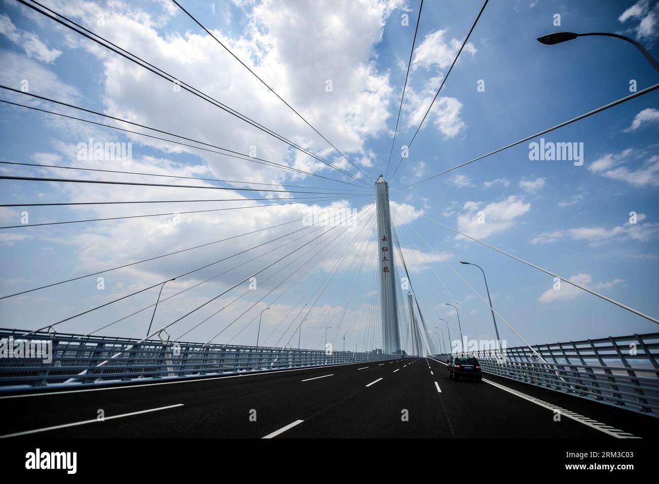 Bildnummer: 60133912  Datum: 16.07.2013  Copyright: imago/Xinhua (130716) -- SHAOXING, July 16, 2013 (Xinhua) -- Photo taken on July 16, 2013 shows the completed Jiashao Bridge which connects Jiaxing and Shaoxing in east China s Zhejiang Province. As the second cross-sea bridge spanning across the Hangzhou Bay, the Jiashao Bridge has passed the quality examination and is expected to be opened to traffic on July 19. It will halve the travel time from Shaoxing to east China s Shanghai. (Xinhua/Xu Yu) (mp) CHINA-ZHEJIANG-CROSS SEA BRIDGE-TO OPEN (CN) PUBLICATIONxNOTxINxCHN Gesellschaft Brücke Brü Stock Photo