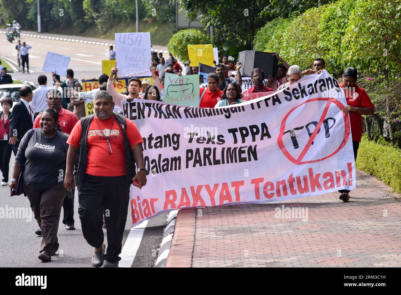Bildnummer: 60131389  Datum: 16.07.2013  Copyright: imago/Xinhua (130716) -- KUALA LUMPUR, July 16, 2013 (Xinhua) -- attend a protest against the Trans-Pacific Partnership negotiations in Kuala Lumpur, Malaysia, July 16, 2013. (Xinhua/Chong Voon Chung) (axy) MALAYSIA-KUALA LUMPUR-TPP-PROTEST PUBLICATIONxNOTxINxCHN GEsellschaft Demo xas x0x 2013 quer      60131389 Date 16 07 2013 Copyright Imago XINHUA  Kuala Lumpur July 16 2013 XINHUA attend a Protest against The Trans Pacific Partnership negotiations in Kuala Lumpur Malaysia July 16 2013 XINHUA Chong Voon Chung axy Malaysia Kuala Lumpur TPP P Stock Photo