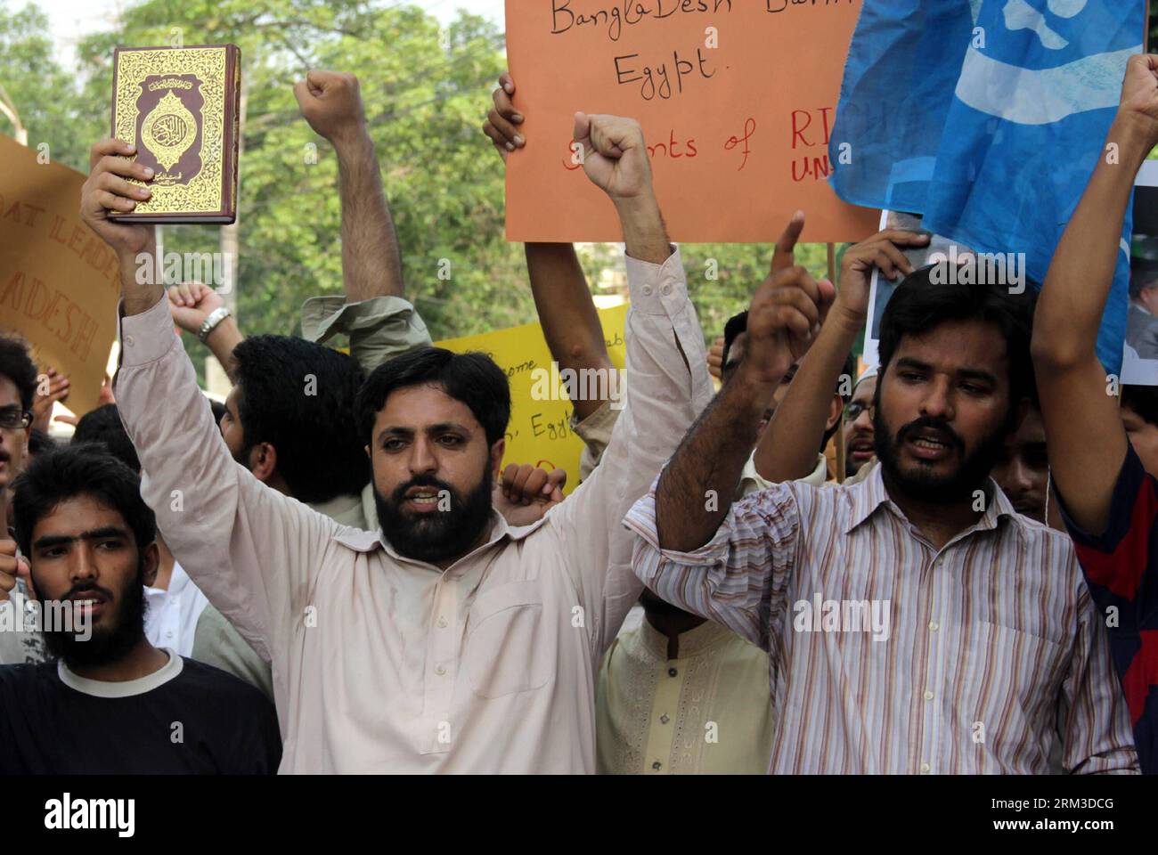 Bildnummer: 60154754  Datum: 18.07.2013  Copyright: imago/Xinhua (130718) -- LAHORE, July 18, 2013 (Xinhua) -- Pakistani activists of Islami Jamiat-e-Tulaba (IJT), a student wing of political party Jamaat-e-Islami (JI), shout slogans against the sentence of Bangladeshi JI leader Ghulam Azam during a protest in eastern Pakistan s Lahore on July 18, 2013. Jamaat-e-Islami (JI) staged demonstrations to mark its protest against the 90-year sentence to its former Amir Professor Ghulam Azam in Bangladesh for his alleged involvement in 1971 war crimes. (Xinhua/Jamil Ahmed) PAKISTAN-LAHORE-PROTEST PUBL Stock Photo