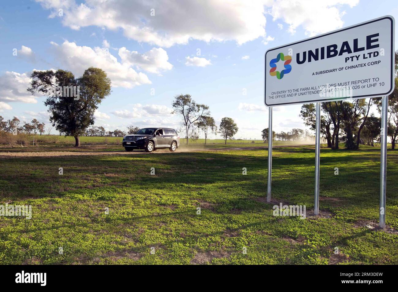Bildnummer: 60154770  Datum: 17.07.2013  Copyright: imago/Xinhua SYDNEY, July 17 2013 - A vehicle runs past the entrance of UNIBALE, a subsidiary of Chinatex Corporation, in Moree, New South Wales, Australia, on July 17, 2013. Chinatex Corporation purchased the cotton base to plant cotton in Moree in early 1990s. The base, covering an area of 5,200 hectares, owns the anual productivity of more than 2,700,000 kg unginned cotton and provides mainly for Chinatex Corporation and partly for international market. (Xinhua/Jin Linpeng) (lr) AUSTRALIA-NEW SOUTH WALES-MOREE-CHINATEX CORP-COTTON BASE-UNI Stock Photo