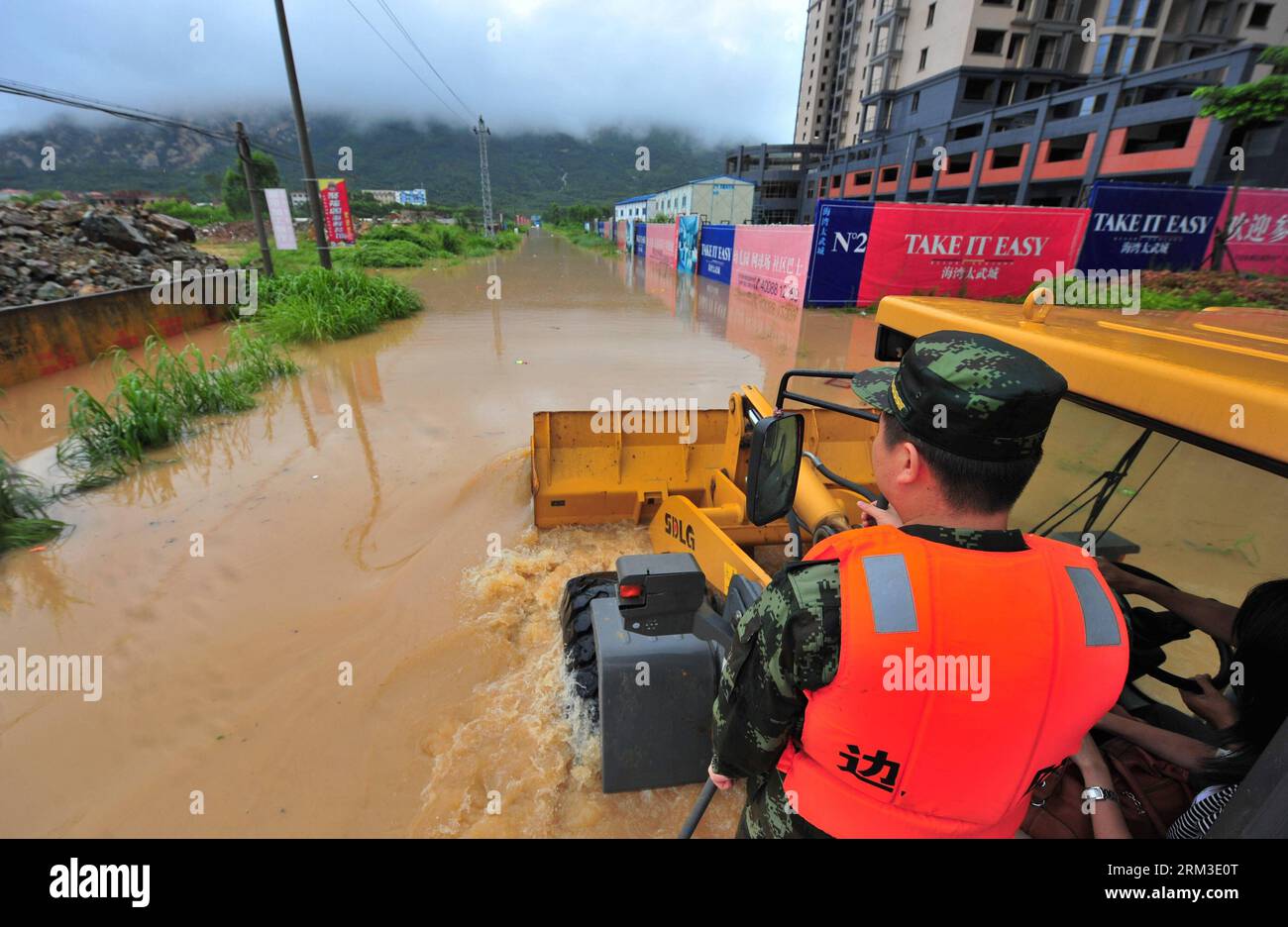Bildnummer: 60157957  Datum: 19.07.2013  Copyright: imago/Xinhua (130719) -- LONGHAI, July 19, 2013 (Xinhua) -- Rescuers and journalists take a forklift to enter severely-flooded Gangwei Township in Longhai of Zhangzhou City, southeast China s Fujian Province, July 19, 2013. Tropical storm Cimaron made its landfall in Fujian Thursday evening, bringing heavy rain and strong gales to southern part of the province. Xiamen, Zhangzhou, Quanzhou and Putian were severely affected by the storm, with the rainfall in some regions like Longhai reaching 520 millimeters on Friday. About 123,000 residents w Stock Photo
