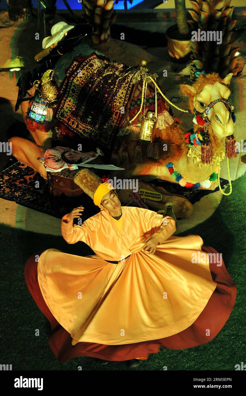 Bildnummer: 60167553  Datum: 20.07.2013  Copyright: imago/Xinhua (130720) -- JAKARTA, July 20, 2013 (Xinhua) -- An Indonesian Muslim student from Pondok Rumi performs Egyptian folk dance, The Tanoura, at a shopping centre in Jakarta, Indonesia, July 20, 2013. (Xinhua/Agung Kuncahya B.) INDONESIA-JAKARTA-RAMADAN FESTIVAL PUBLICATIONxNOTxINxCHN Gesellschaft Fest Tanz Tradition tracht Volkstanz x0x xst 2013 hoch      60167553 Date 20 07 2013 Copyright Imago XINHUA  Jakarta July 20 2013 XINHUA to Indonesian Muslim Student from  Rumi performs Egyptian Folk Dance The  AT a Shopping Centre in Jakarta Stock Photo