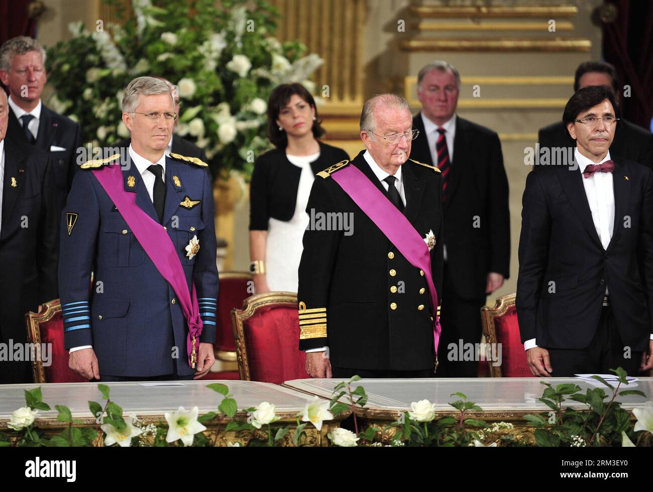 Bildnummer: 60168363  Datum: 21.07.2013  Copyright: imago/Xinhua (130721) -- BRUSSELS, July 21, 2013 (Xinhua) -- Belgium s King Albert II (C, front), Prince Philippe (L, front) and Prime Minister Elio Di Rupo (R, front) attend the abdication ceremony at the Royal Palace in Brussels, capital of Belgium, on July 21, 2013, the country s national day.   (Xinhua/Ye Pingfan)(xzj)  BELGIUM-BRUSSELS  PUBLICATIONxNOTxINxCHN People Entertainment Adel Königshaus Belgien Amtswechsel Thronfolge Abdankung Thronwechsel Brüssel xdp x1x 2013 quer premiumd o0 Familie, privat, Vater, Eltern, Kind, Sohn     60168 Stock Photo