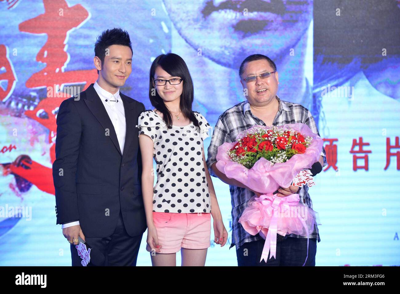 Bildnummer: 60171426  Datum: 22.07.2013  Copyright: imago/Xinhua BEIJING, July, 2013 - Actor Huang Xiaoming (L), director Gao Qunshu (R) and a movie fan pose for photos during the trailer release conference of the movie Crimes of Passion in Beijing, capital of China, July 22, 2013. The movie Crimes of Passion directed by Gao Qunshu will hit the screen on Aug. 9. (Xinhua/Zhao Dingzhe) (cjq) CHINA-BEIJING-MOVIE TRAILER RELEASE (CN) PUBLICATIONxNOTxINxCHN People Entertainment xns x0x 2013 quer     60171426 Date 22 07 2013 Copyright Imago XINHUA Beijing July 2013 Actor Huang Xiao Ming l Director G Stock Photo