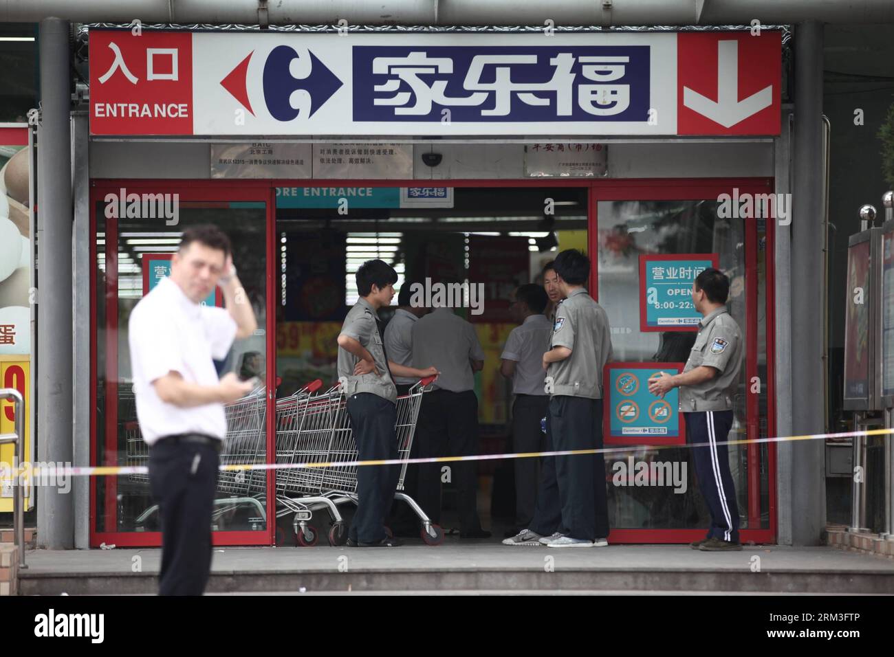 Bildnummer: 60173507  Datum: 22.07.2013  Copyright: imago/Xinhua (130722) -- BEIJING, July 22, 2013 (Xinhua) -- The entrance of a Carrefour store where a knife attack occurred is cordoned off, in Maliandao, downtown Beijing, China. A knife-wielding man injured four on Monday in the Carrefour store, police confirmed. The suspect, a Beijing local surnamed Wang, was captured on the spot, police said. The injured have been taken to hospital. (Xinhua/Jin Liwang) (hdt) CHINA-BEIJING-KNIFE ATTACK (CN) PUBLICATIONxNOTxINxCHN Gesellschaft x2x xkg 2013 quer  o0 Kriminalität Angriff Messer messerangriff Stock Photo