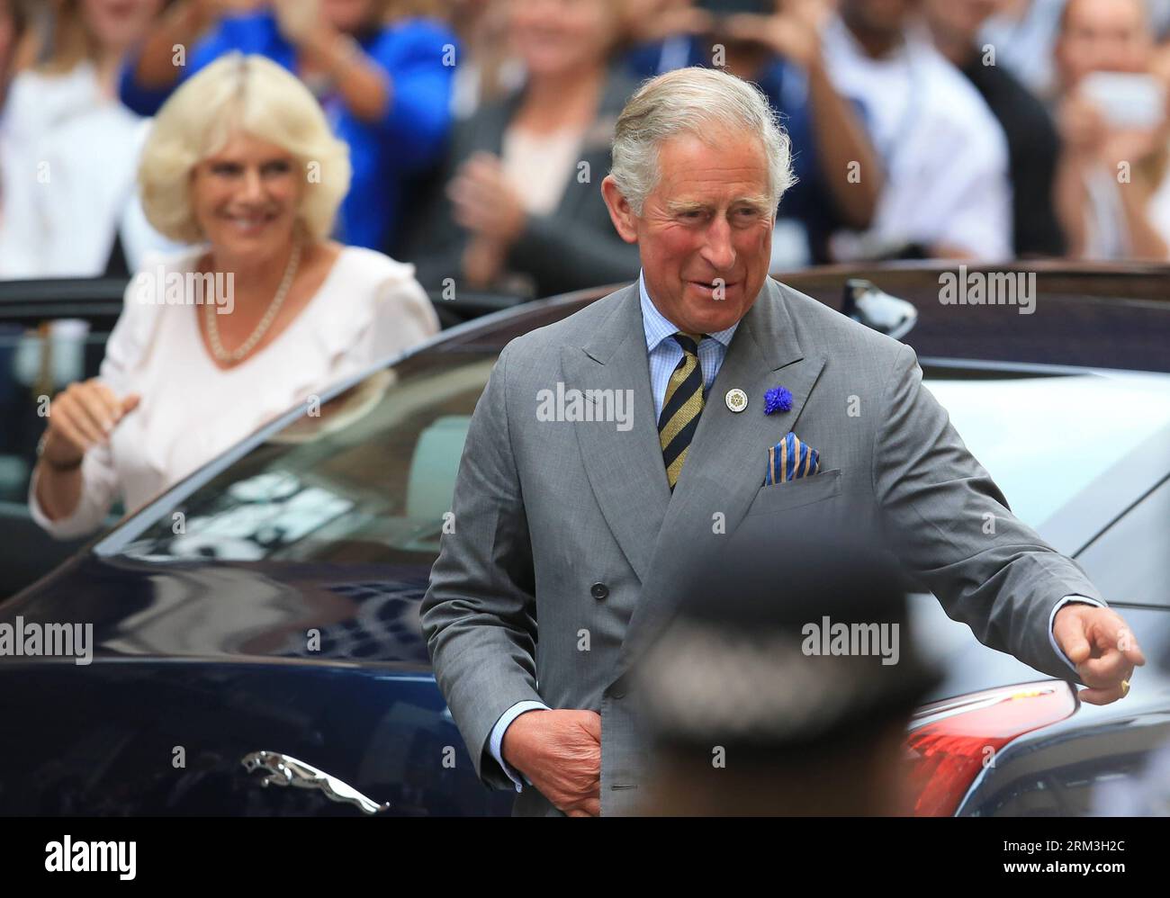 Bildnummer: 60179111  Datum: 23.07.2013  Copyright: imago/Xinhua (130723) -- LONDON, July 23, 2013 (Xinhua) -- Prince Charles of Wales and his wife Camilla, Duchess of Cornwall, arrive at the Lindo Wing of St Mary s Hospital, in central London, July 23, 2013. Britain s Duchess of Cambridge Kate gave birth to a boy Monday afternoon. (Xinhua/Yin Gang) UK-LONDON-ROYAL BABY PUBLICATIONxNOTxINxCHN People Entertainment Geburt Geburtstag Nachkommen Adel Catherine Middleton Prinz William x1x xsk 2013 quer premiumd o0 Familie, privat Frau Mann großeltern     60179111 Date 23 07 2013 Copyright Imago XIN Stock Photo