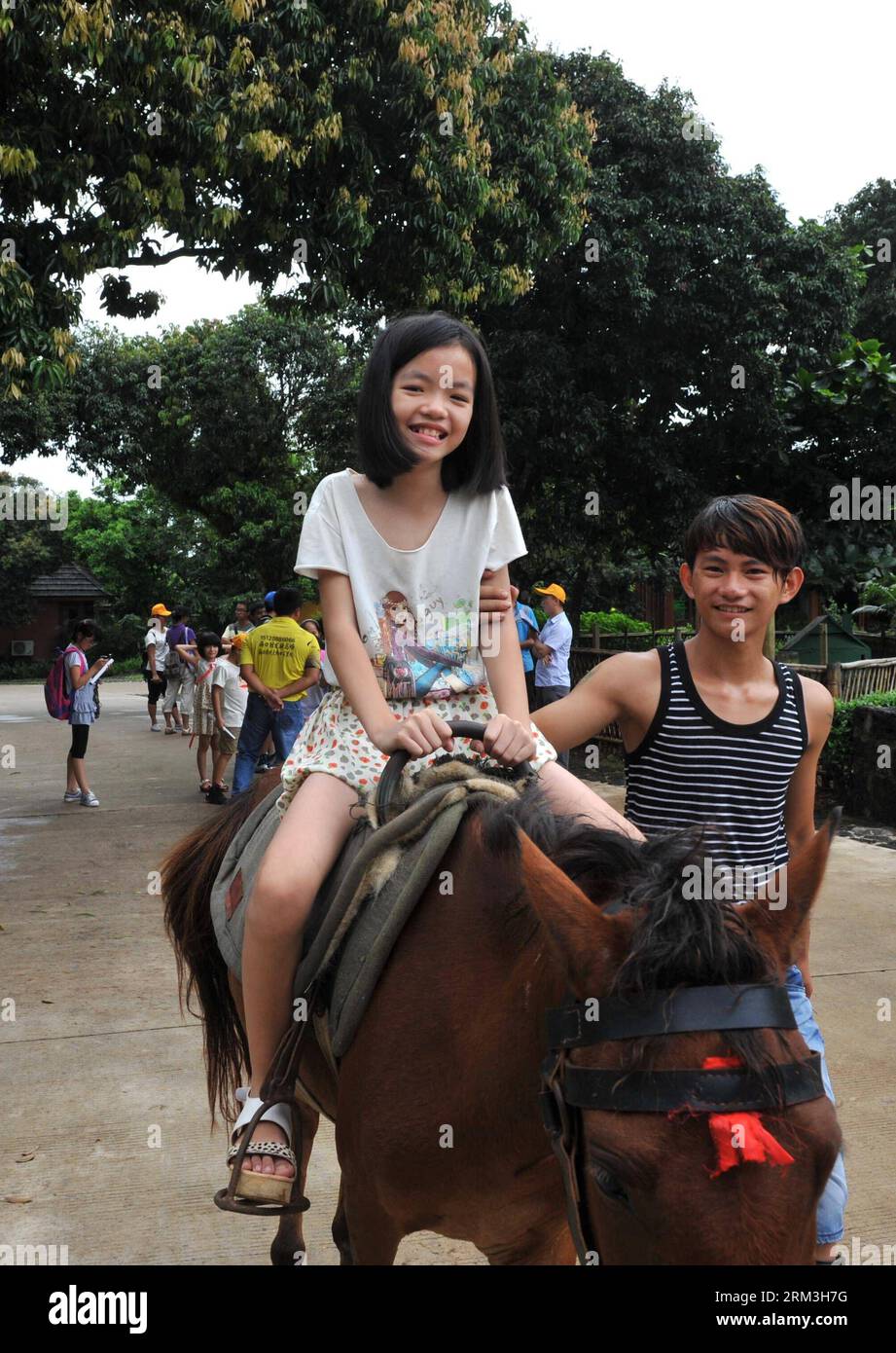 Bildnummer: 60179677  Datum: 24.07.2013  Copyright: imago/Xinhua (130724) -- HAIKOU, July 24, 2013 (Xinhua) -- A girl rides horse during a summer camp at a farm in Haikou, capital of south China s Hainan Province, July 24, 2013. A total of 40 children took part in the summer camp to experience the nature. (Xinhua/Zhou Huimin) (mt) CHINA-HAIKOU-SUMMER CAMP-NATURE (CN) PUBLICATIONxNOTxINxCHN Gesellschaft Sommerlager Feirenlager x0x xsk 2013 hoch      60179677 Date 24 07 2013 Copyright Imago XINHUA  Haikou July 24 2013 XINHUA a Girl Rides Horse during a Summer Camp AT a Farm in Haikou Capital of Stock Photo