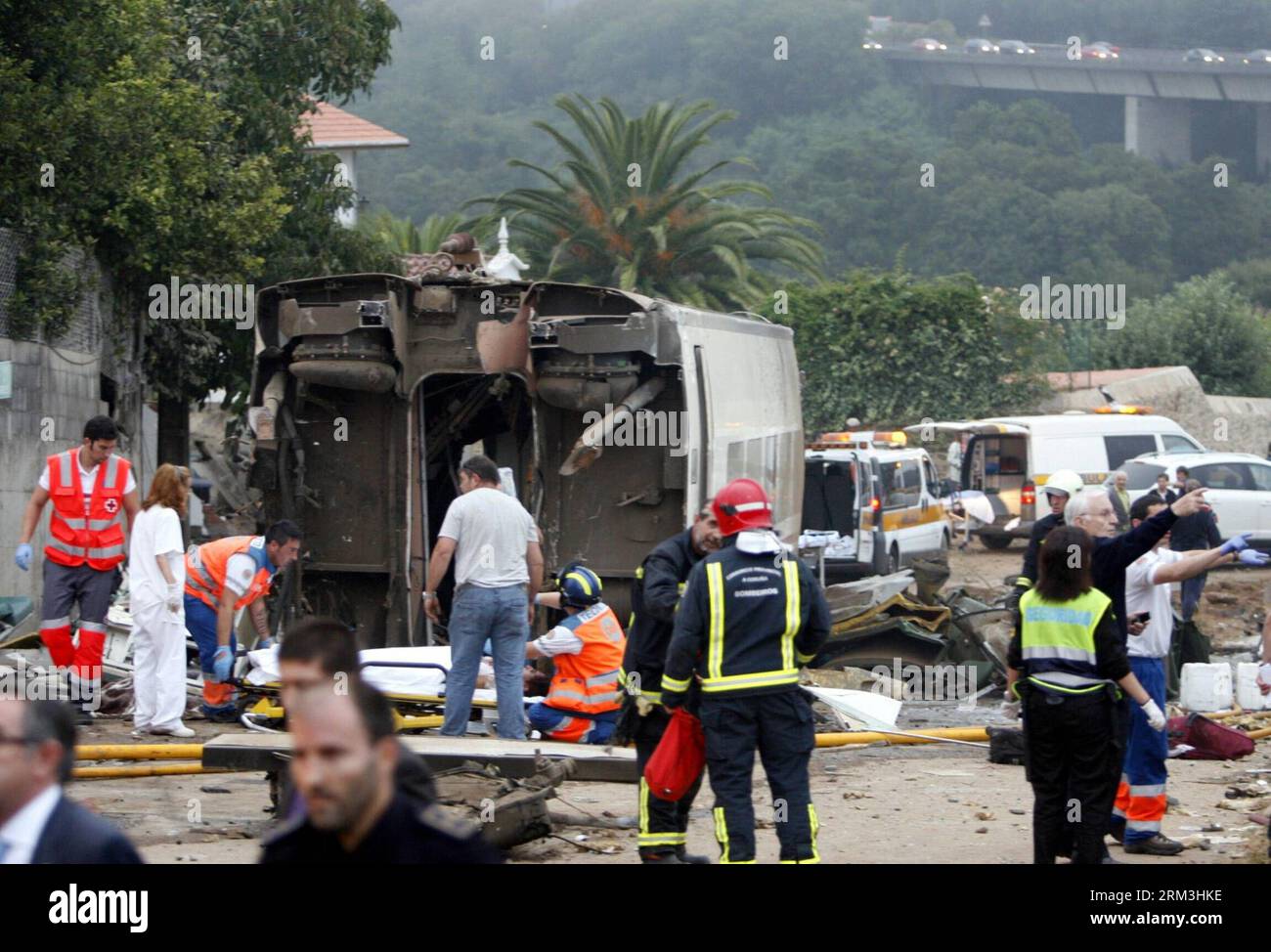 Bildnummer: 60182499  Datum: 24.07.2013  Copyright: imago/Xinhua (130724) -- GALICIA, July 24, 2013 (Xinhua) -- Rescuers work at the site where a train crashed, at the entrance of Santiago de Compostela Station, in the autonomous community of Galicia, northwest of Spain, on July 24, 2013. Up to 35 have died and around 100 injured after a train derailed just outside the city of Santiago de Compostela in the region of Galicia in north-western Spain on Wednesday evening.(Xinhua/Oscar Corral) (ce) SPAIN-GALICIA-ACCIDENTS-TRAIN PUBLICATIONxNOTxINxCHN Gesellschaft Verkehr Bahn Zugunglück entgleist K Stock Photo