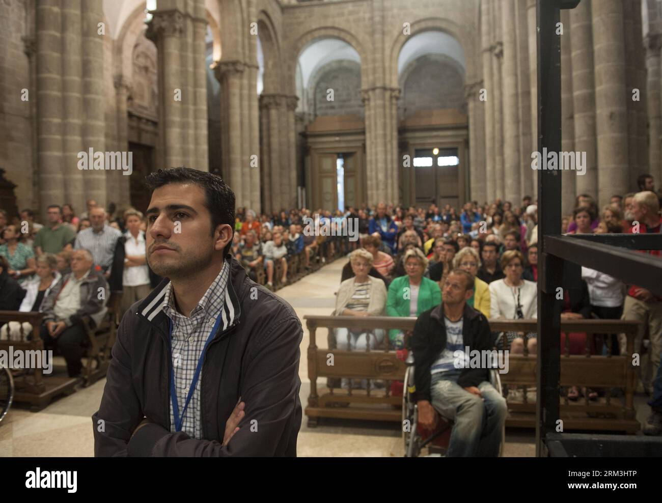 Bildnummer: 60193370  Datum: 25.07.2013  Copyright: imago/Xinhua (130725) -- GALICIA, July 25, 2013 (Xinhua) -- mourn for the victims in the train derailment at the Cathedral of Santiago de Compostela in Spain, July 25, 2013. The death toll has risen to at least 78 after a train derailed outside the city of Santiago de Compostela in the region of Galicia in northwestern Spain on Wednesday evening, local media reported on Thursday. (Xinhua/Xie Haining) (zcc) SPAIN-GALICIA-ACCIDENT-TRAIN-MOURNING PUBLICATIONxNOTxINxCHN Gesellschaft Verkehr Bahn Zugunglück entgleist Katastrophe Zug Trauer Gottesd Stock Photo