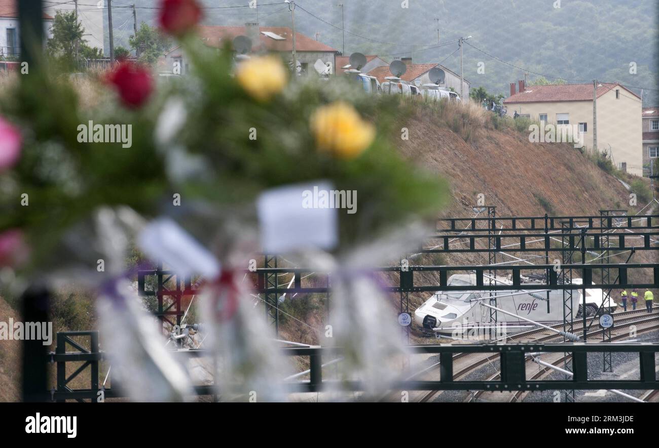 Bildnummer: 60210906  Datum: 26.07.2013  Copyright: imago/Xinhua (130726) -- SANTIAGO (SPAIN), July 26, 2013 (Xinhua) -- Flowers placed by nearby residents are seen near the locale of the train derailment accident in Santiago de Compostela, Spain, July 26, 2013. The transportation on two of the three railway lines at the scene where a train derailed on July 24 was restored on Friday. (Xinhua/Xie Haining)(xzj) SPAIN-GALICIA-TRAIN ACCIDENT PUBLICATIONxNOTxINxCHN Gesellschaft Unfall Unglück Zugunglück premiumd x2x xmb 2013 quer  o0 entgleist zug bahn verkehr katastrophe     60210906 Date 26 07 20 Stock Photo