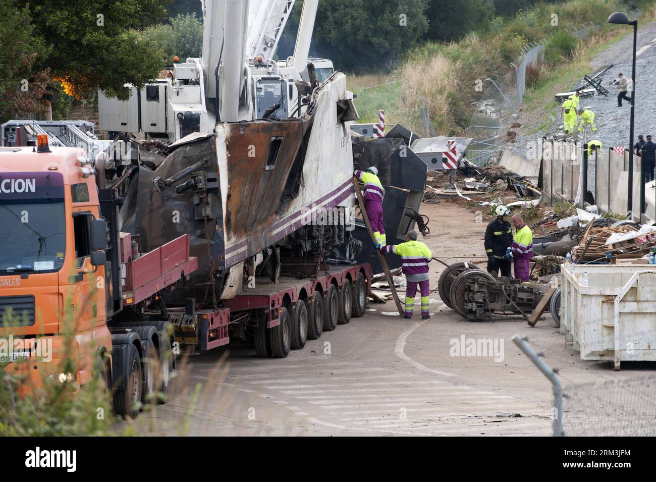 Bildnummer: 60210910  Datum: 26.07.2013  Copyright: imago/Xinhua (130726) -- SANTIAGO (SPAIN), July 26, 2013 (Xinhua) -- Staff members work at the locale of the train derailment accident to transfer the damaged train carriage in Santiago de Compostela, Spain, July 26, 2013. The transportation on two of the three railway lines at the scene where a train derailed on July 24 was restored on Friday. (Xinhua/Xie Haining)(xzj) SPAIN-GALICIA-TRAIN ACCIDENT PUBLICATIONxNOTxINxCHN Gesellschaft Unfall Unglück Zugunglück premiumd x2x xmb 2013 quer  o0 entgleist zug bahn verkehr katastrophe     60210910 D Stock Photo